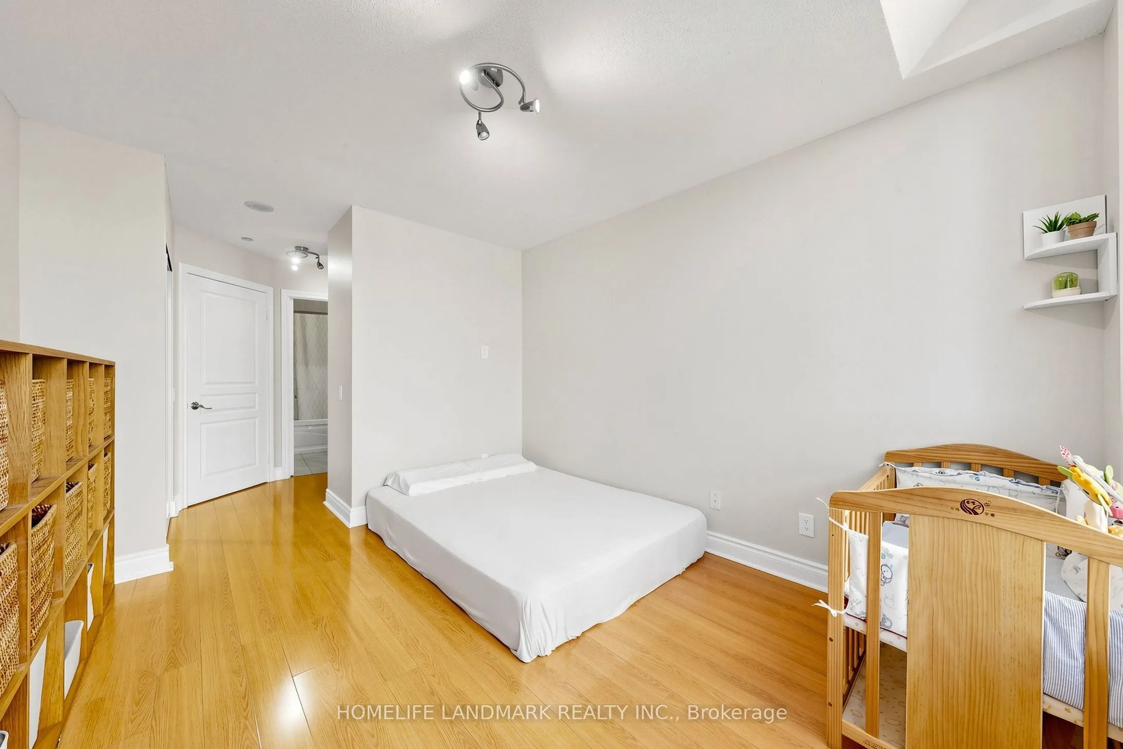 15 Northtown Way #220