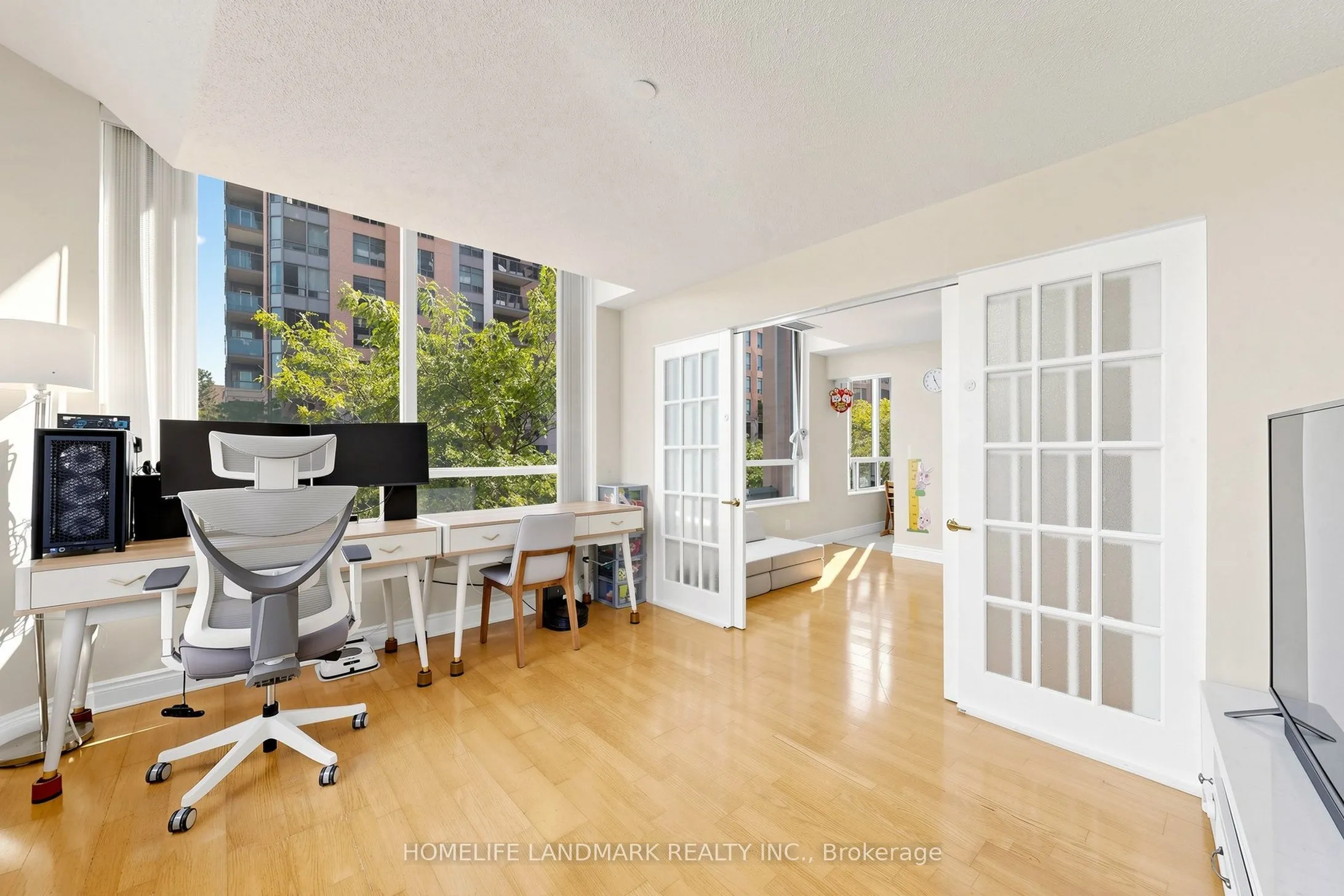 15 Northtown Way #220