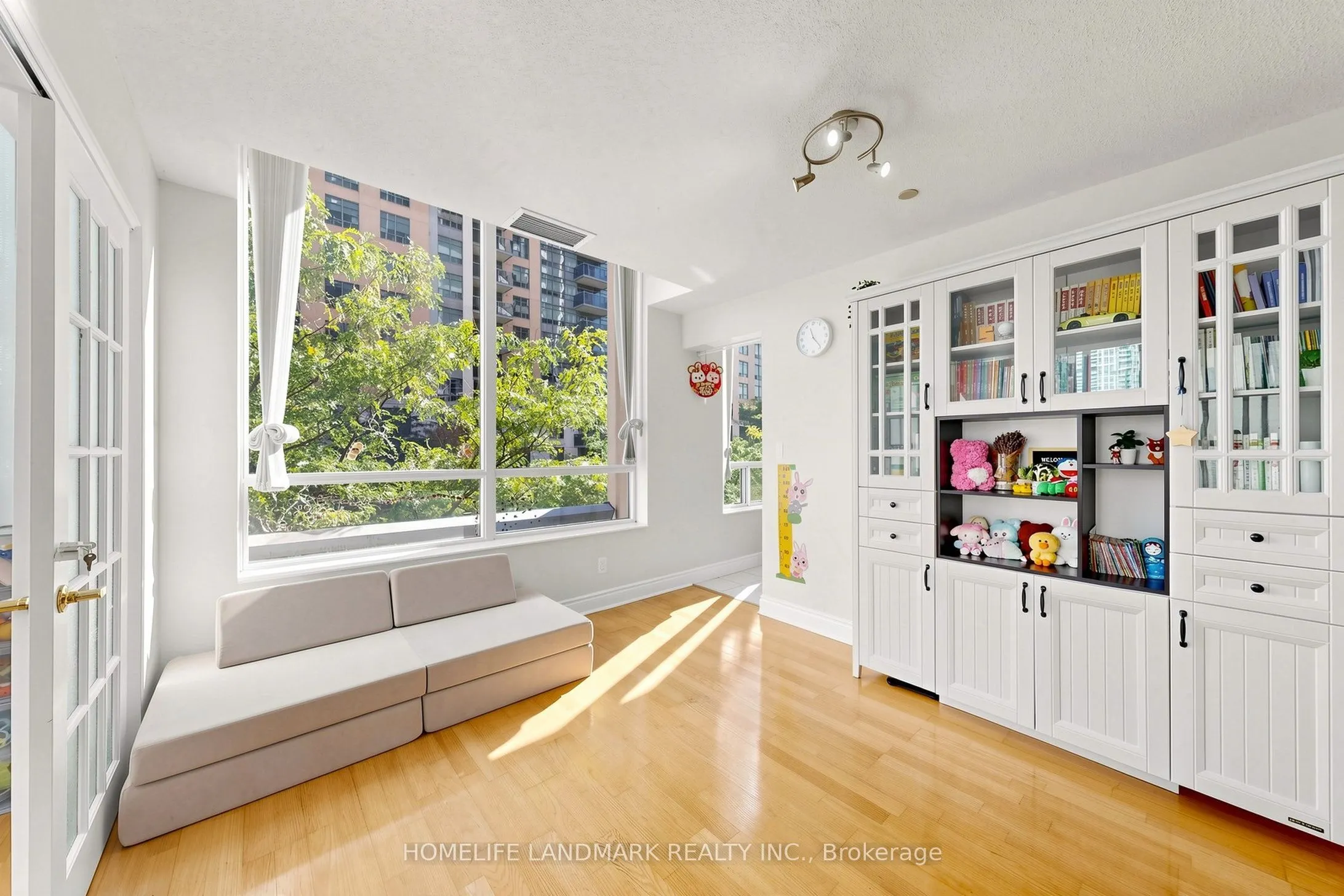 15 Northtown Way #220