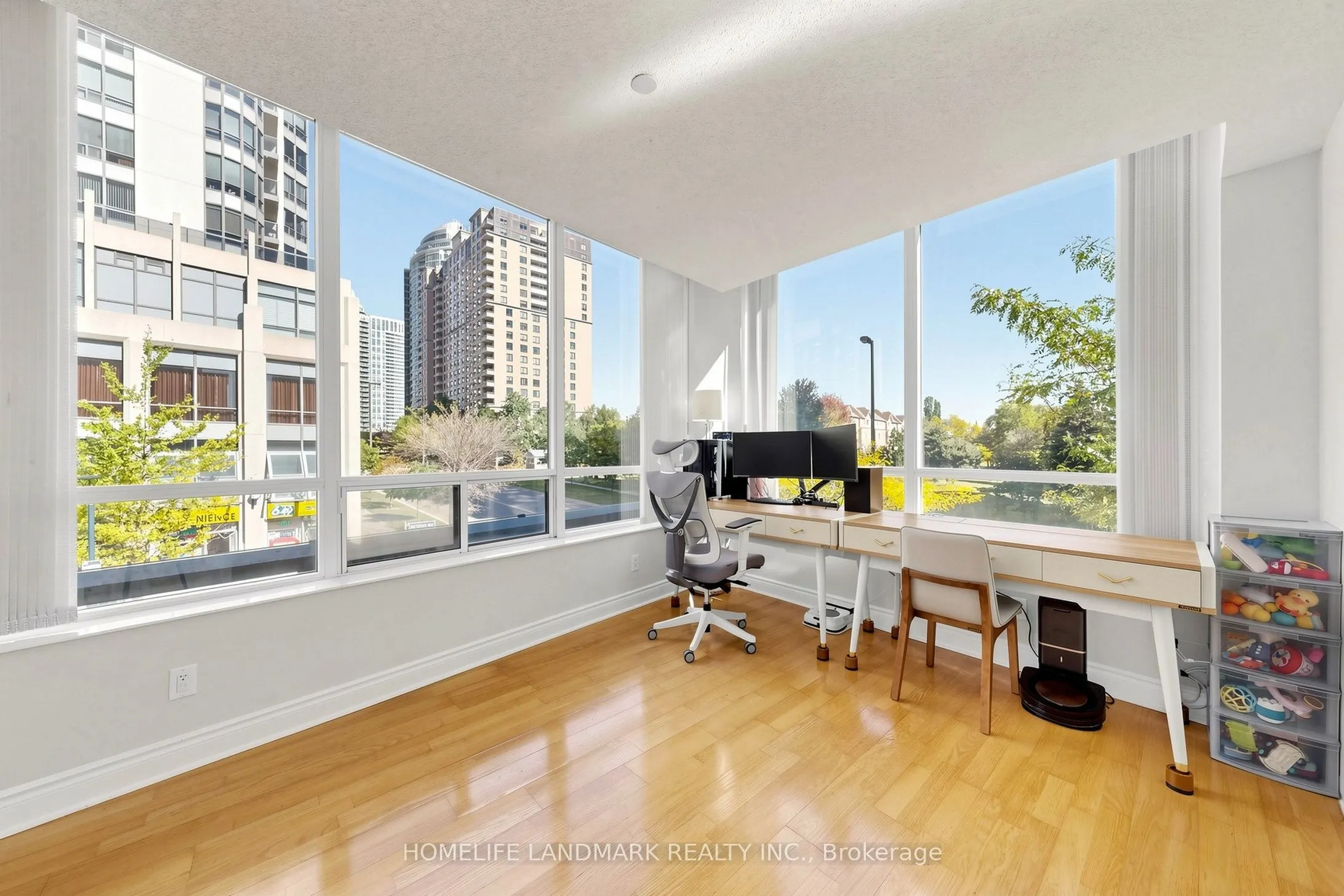 15 Northtown Way #220