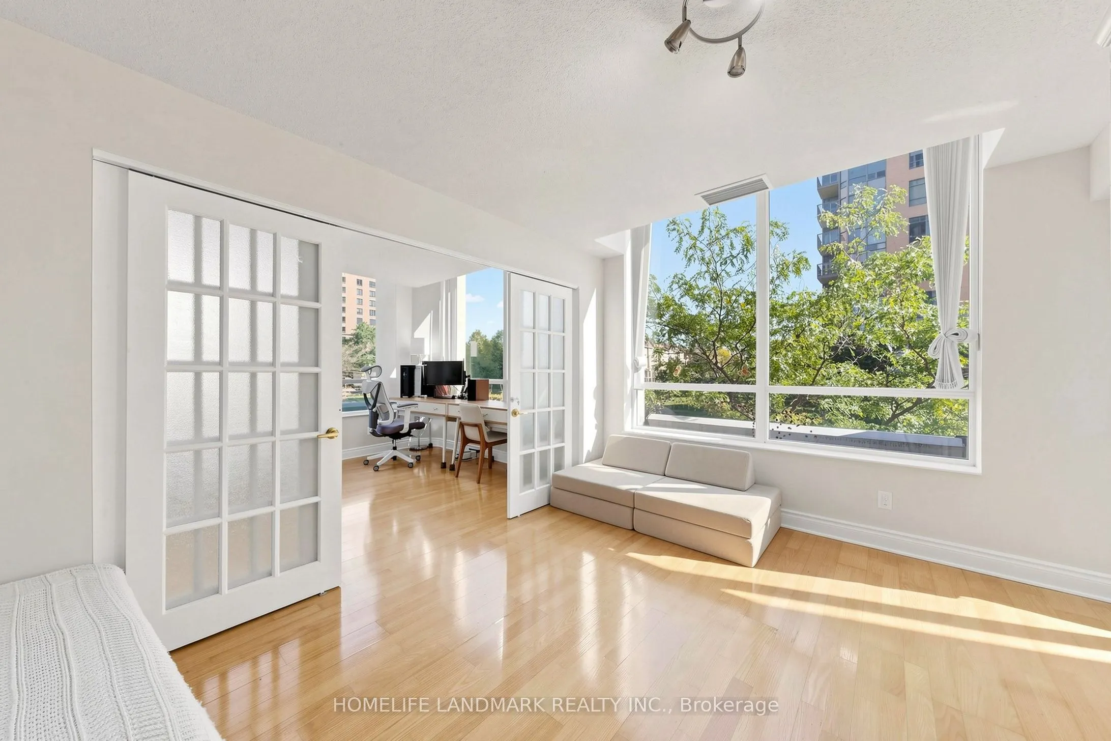 15 Northtown Way #220