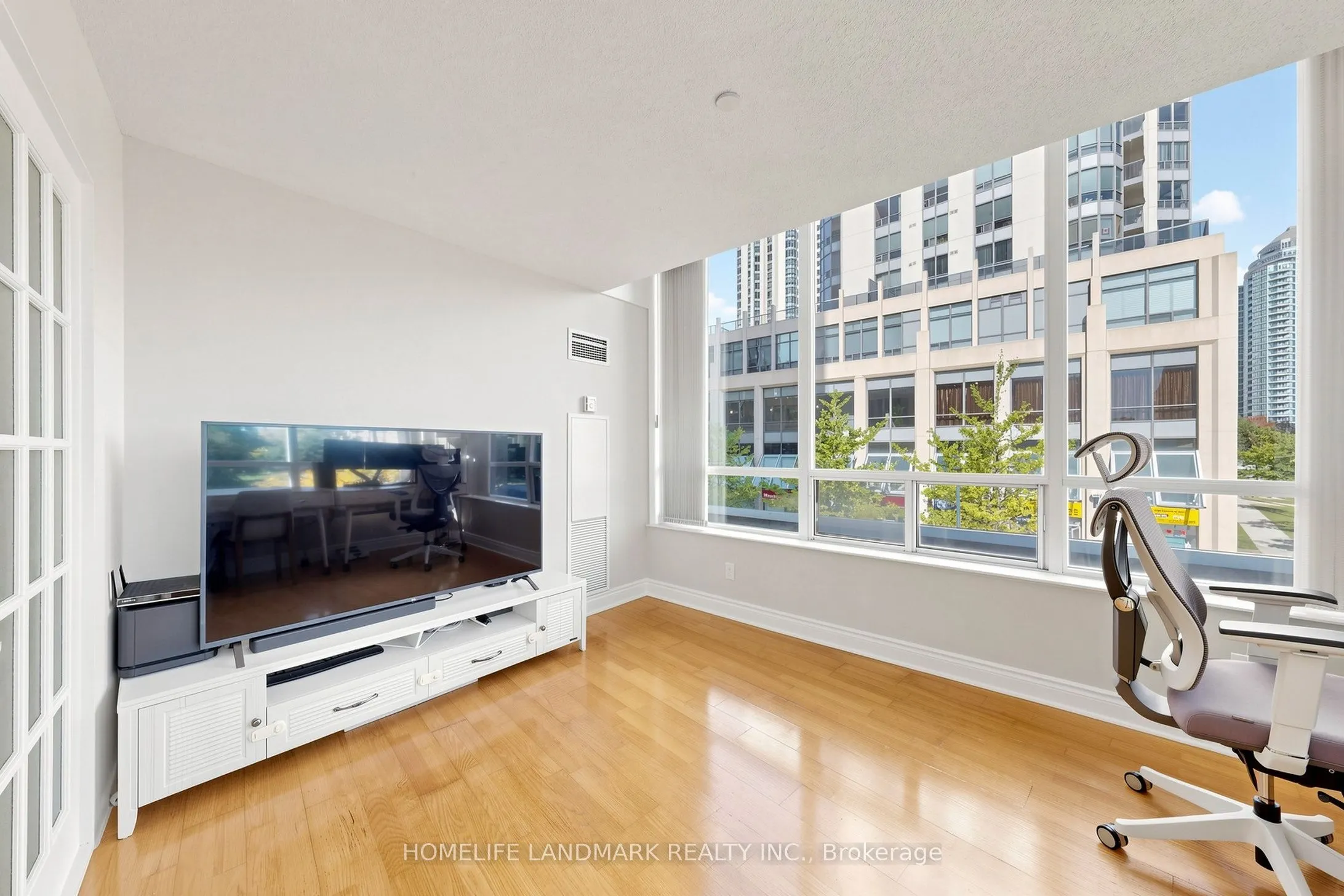 15 Northtown Way #220