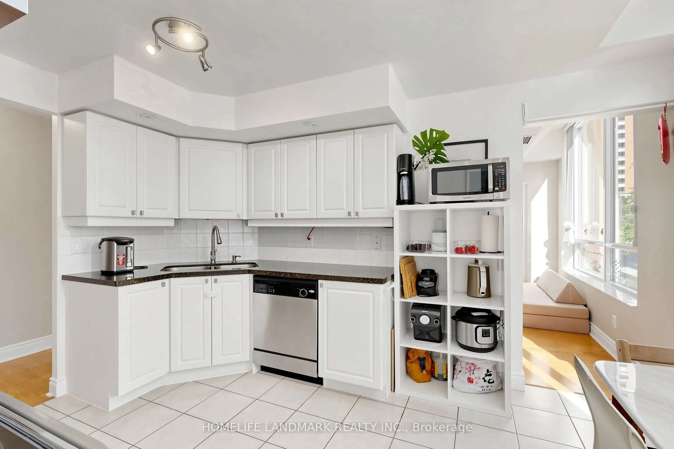 15 Northtown Way #220