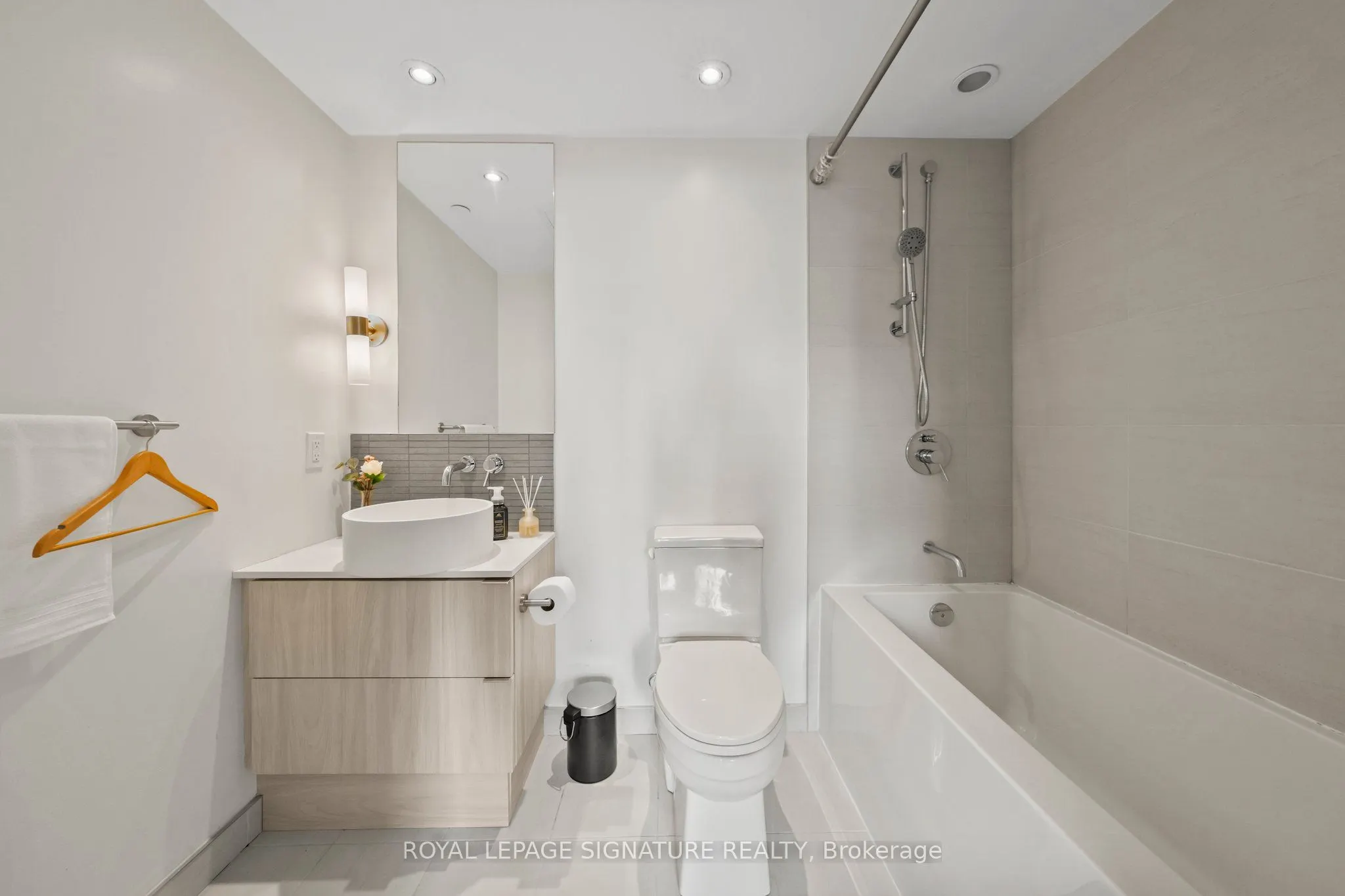 161 Roehampton Avenue #2711