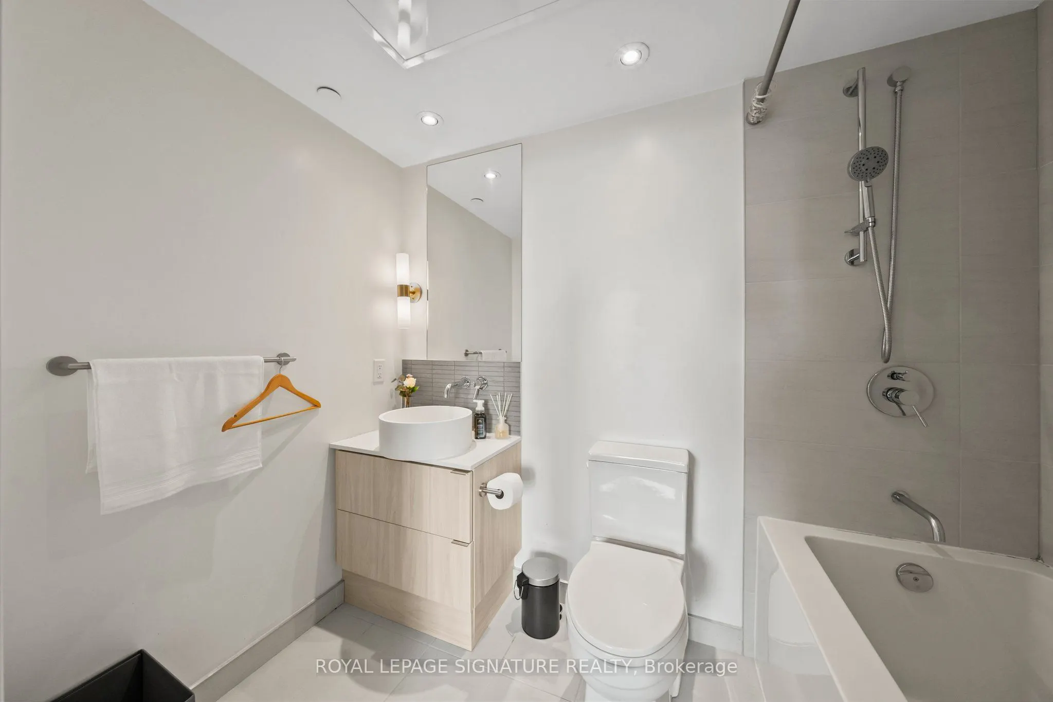 161 Roehampton Avenue #2711