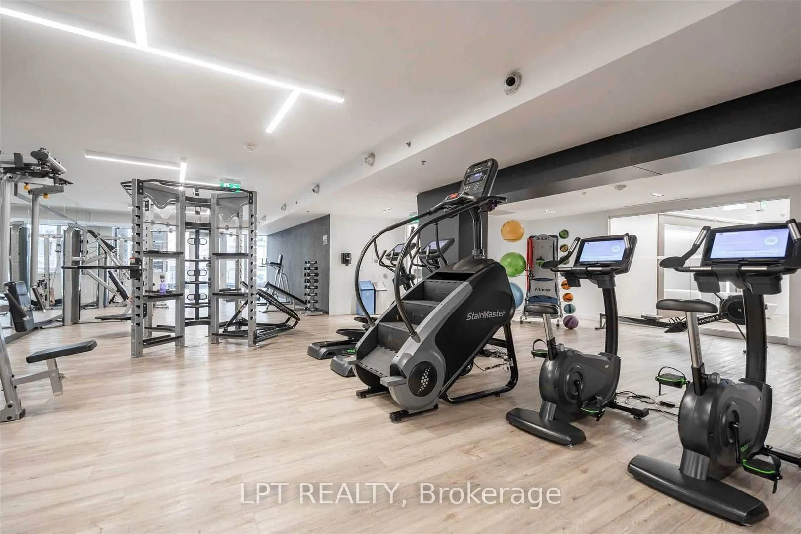 181 Dundas Street E #807