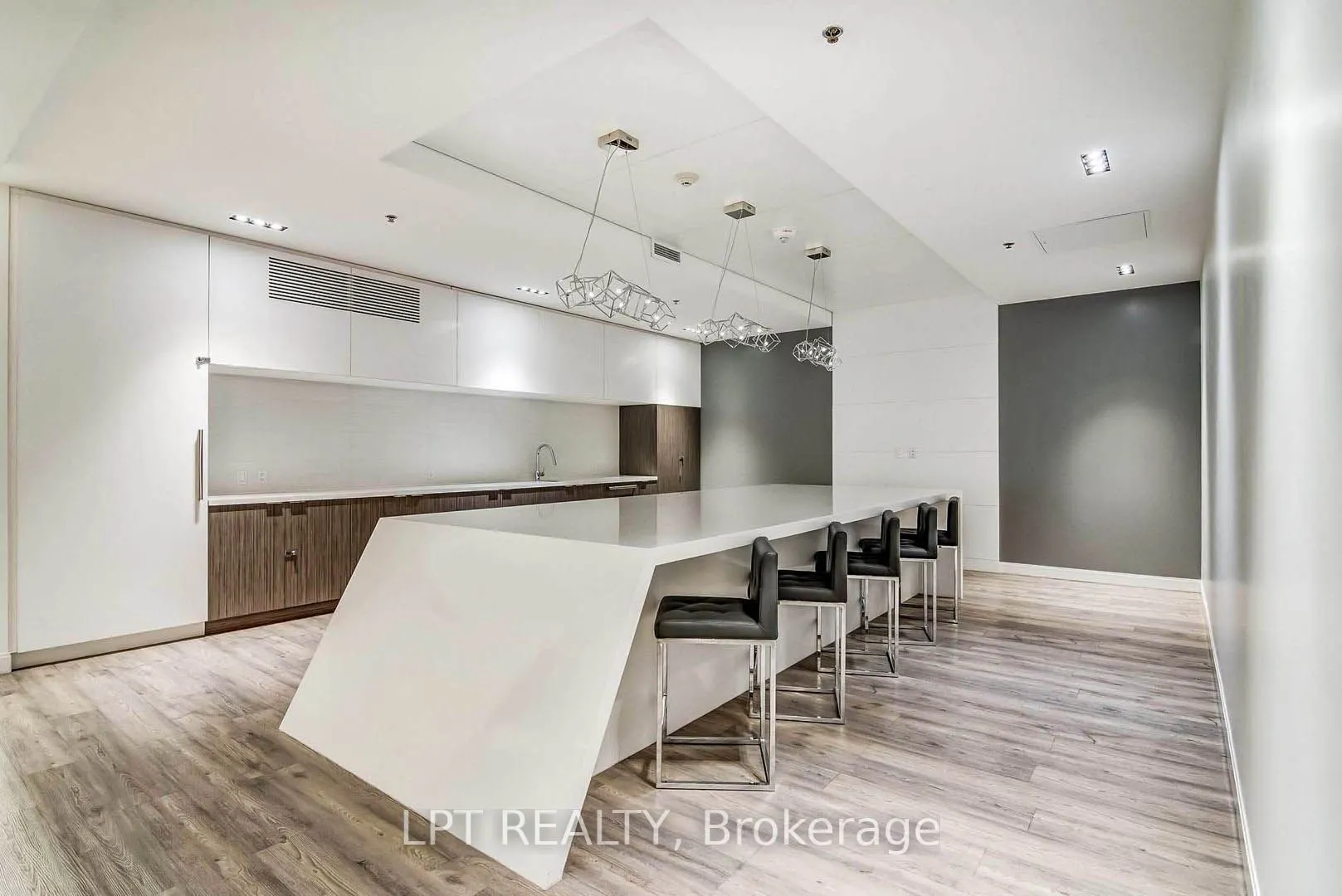 181 Dundas Street E #807