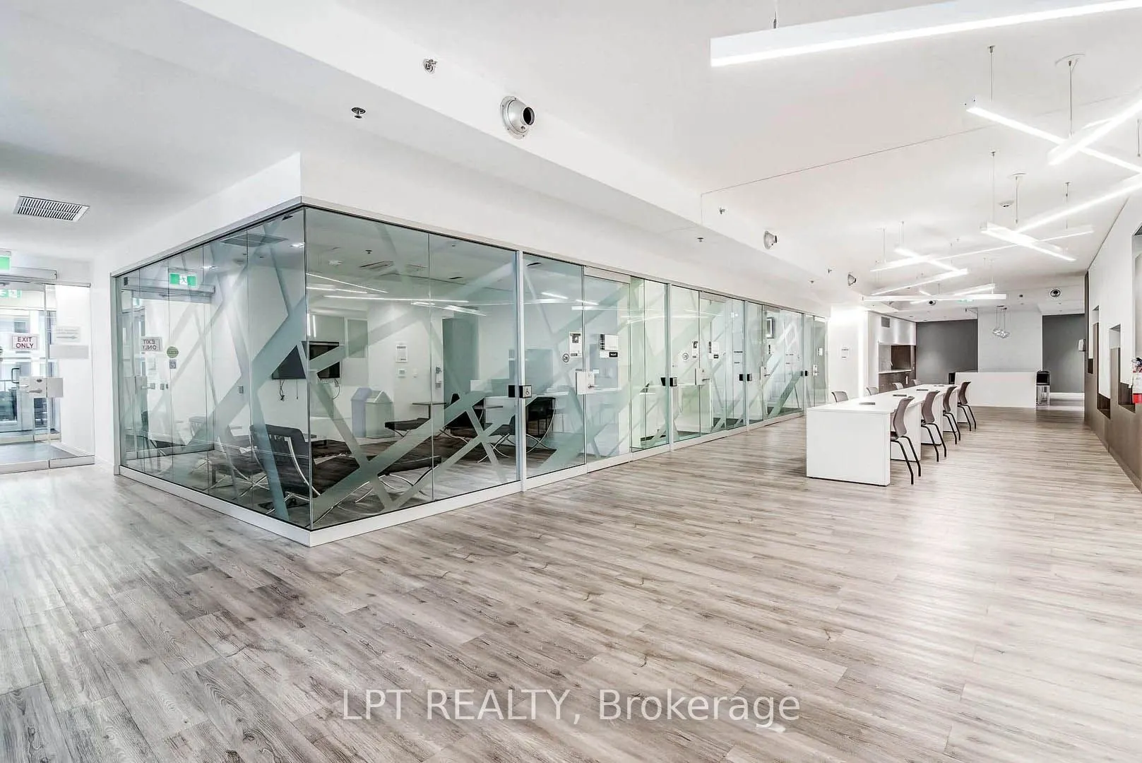 181 Dundas Street E #807