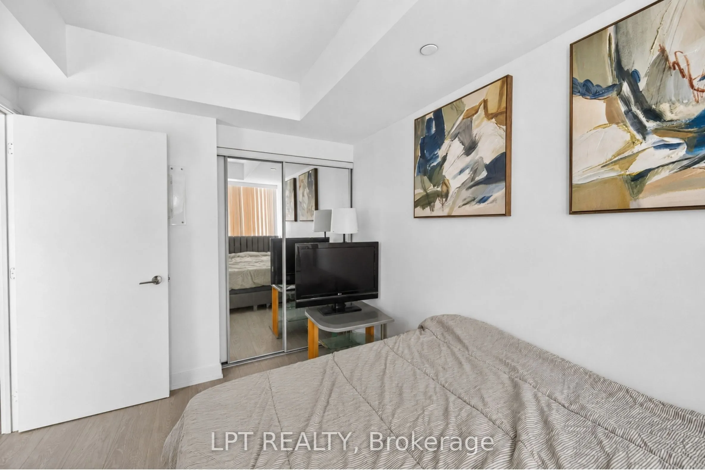 181 Dundas Street E #807