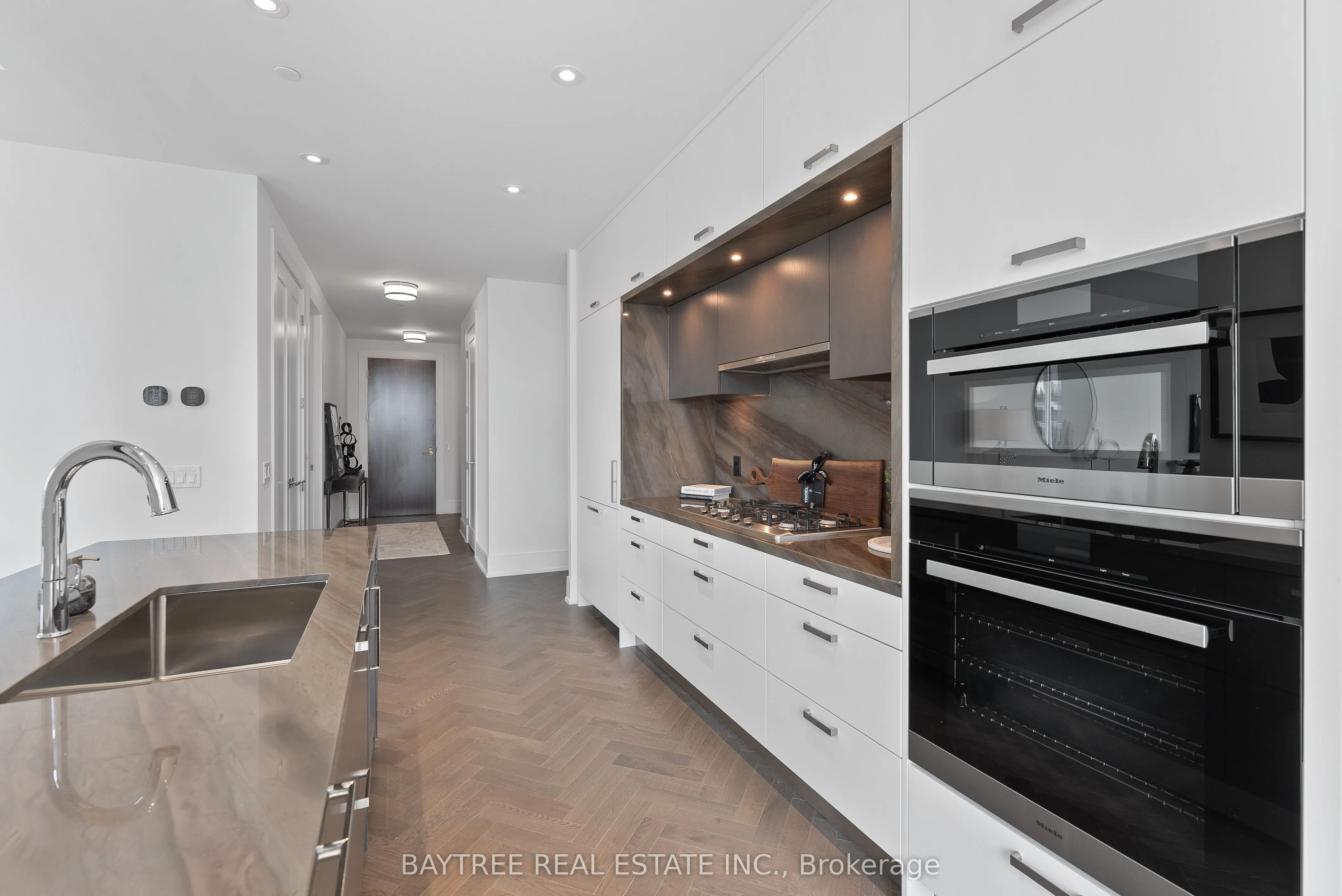 455 Wellington Street W #1108