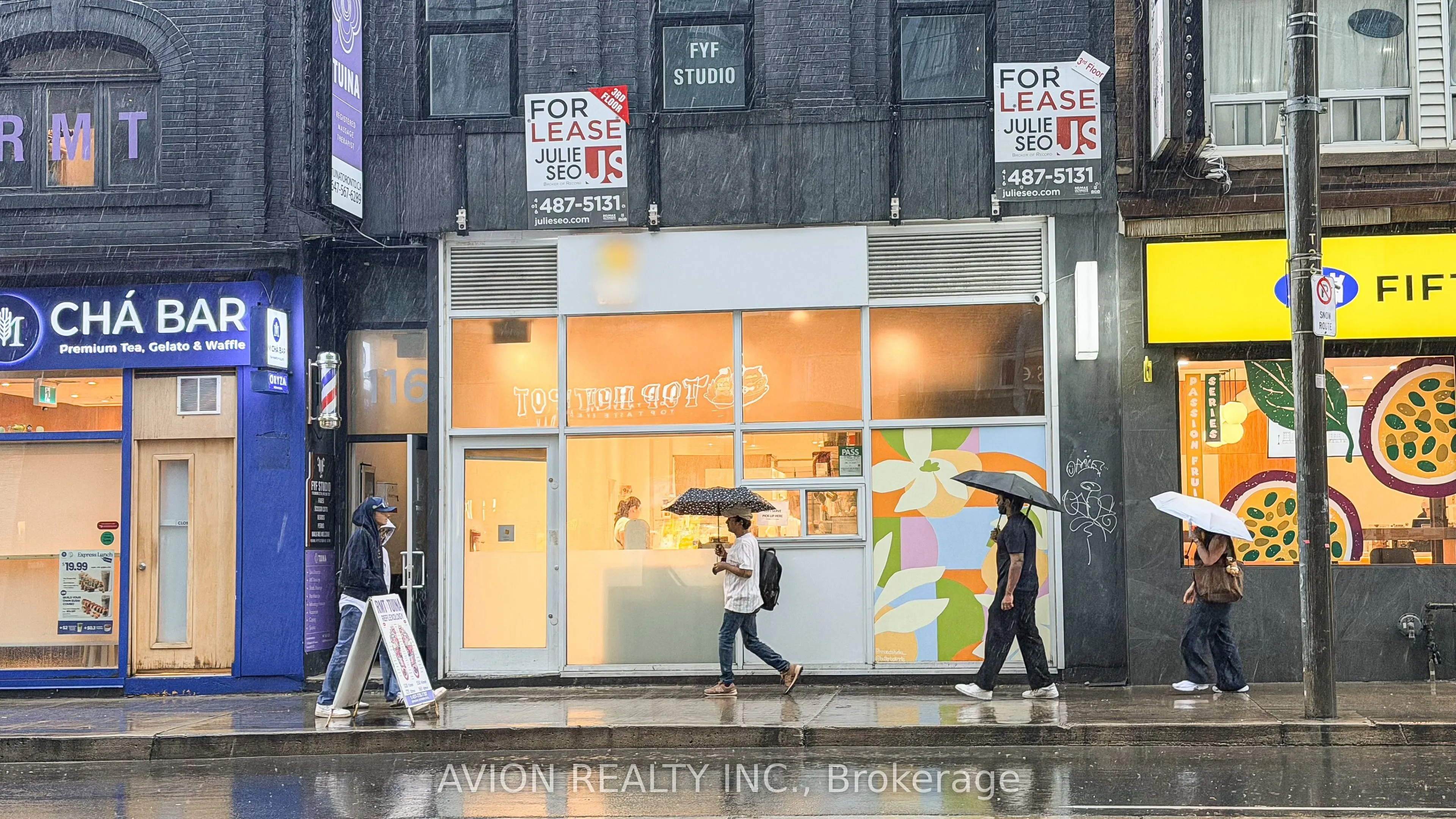 114 DUNDAS Street W
