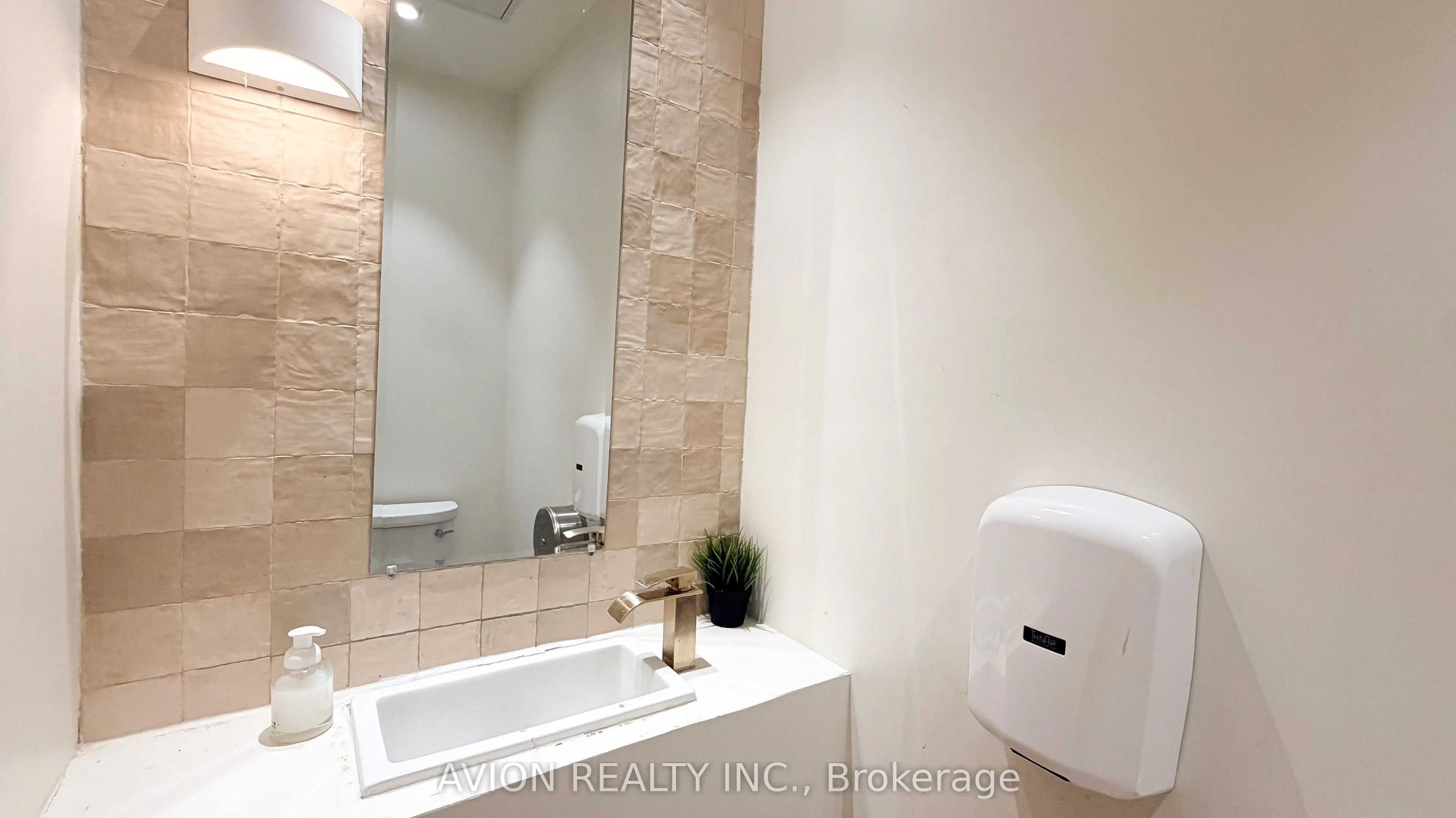 114 DUNDAS Street W