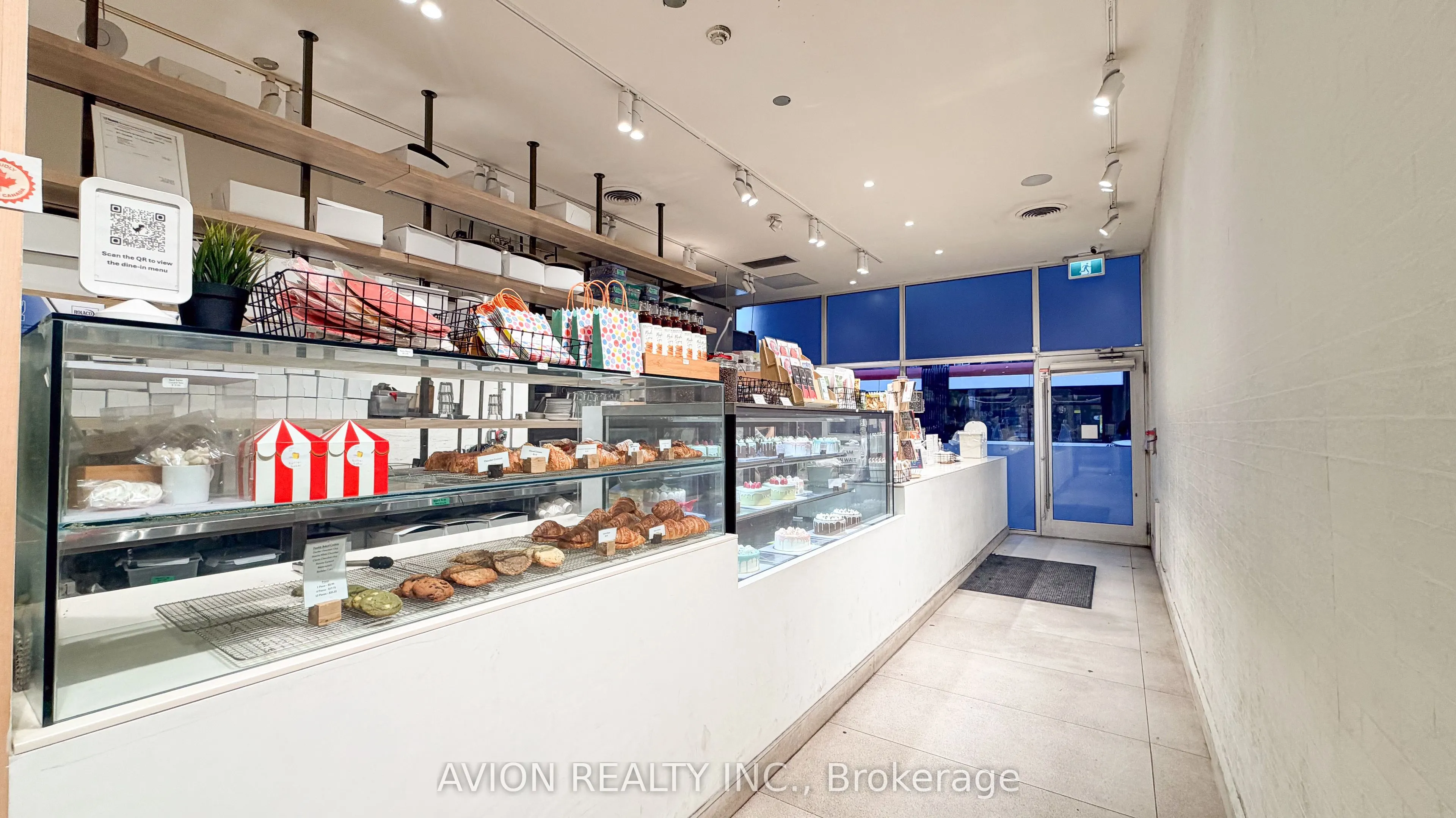 114 DUNDAS Street W