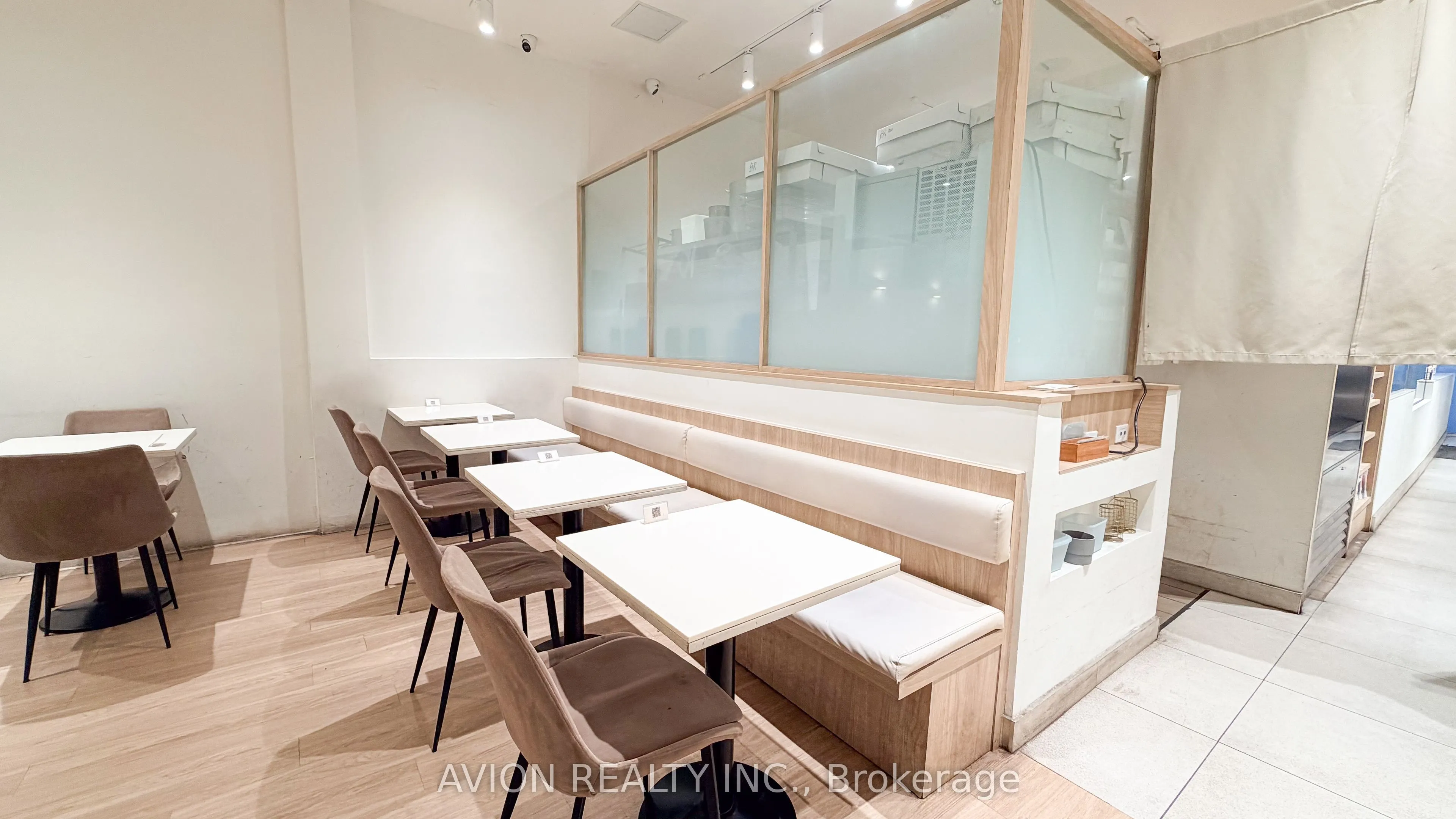 114 DUNDAS Street W