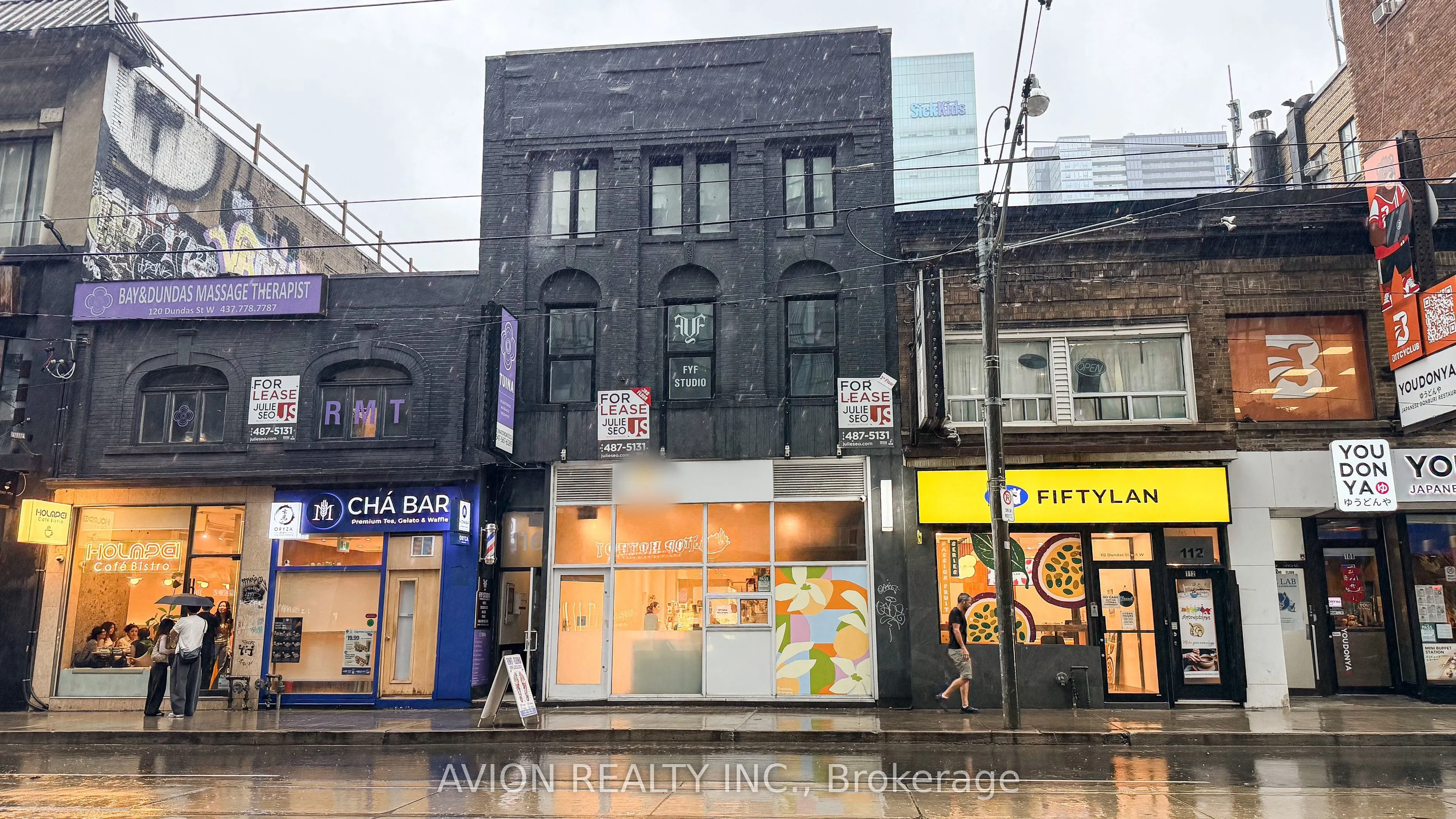 114 DUNDAS Street W