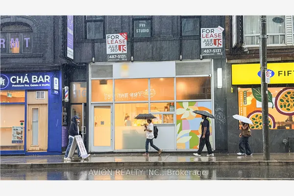 114 DUNDAS Street W