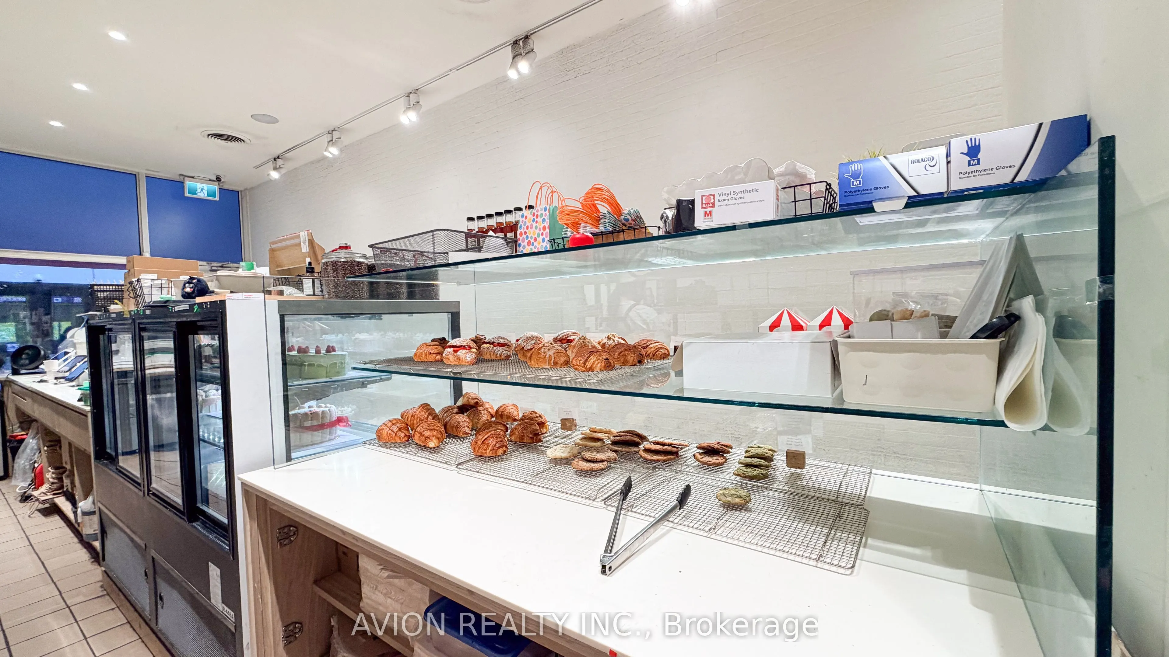 114 DUNDAS Street W