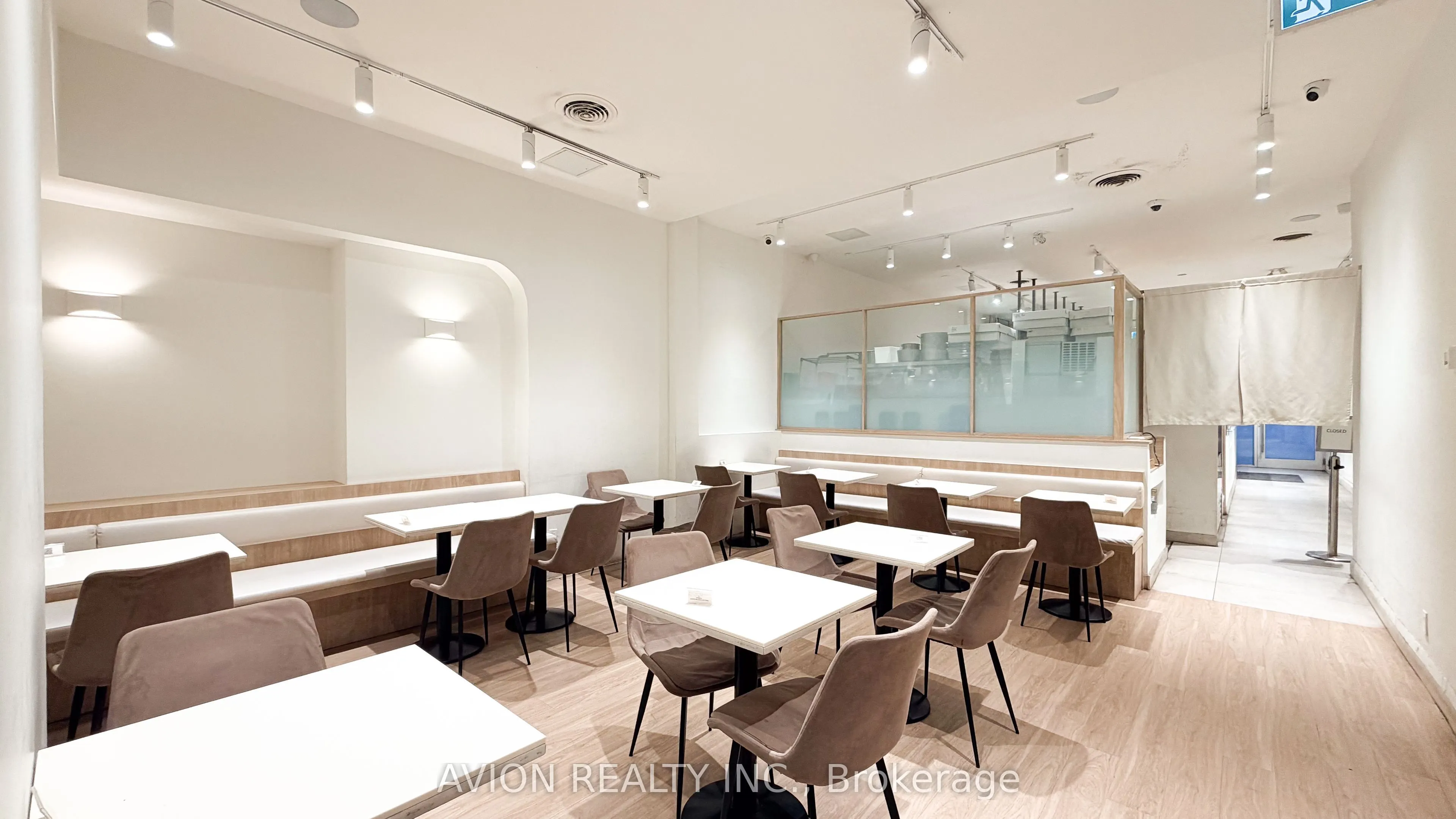 114 DUNDAS Street W