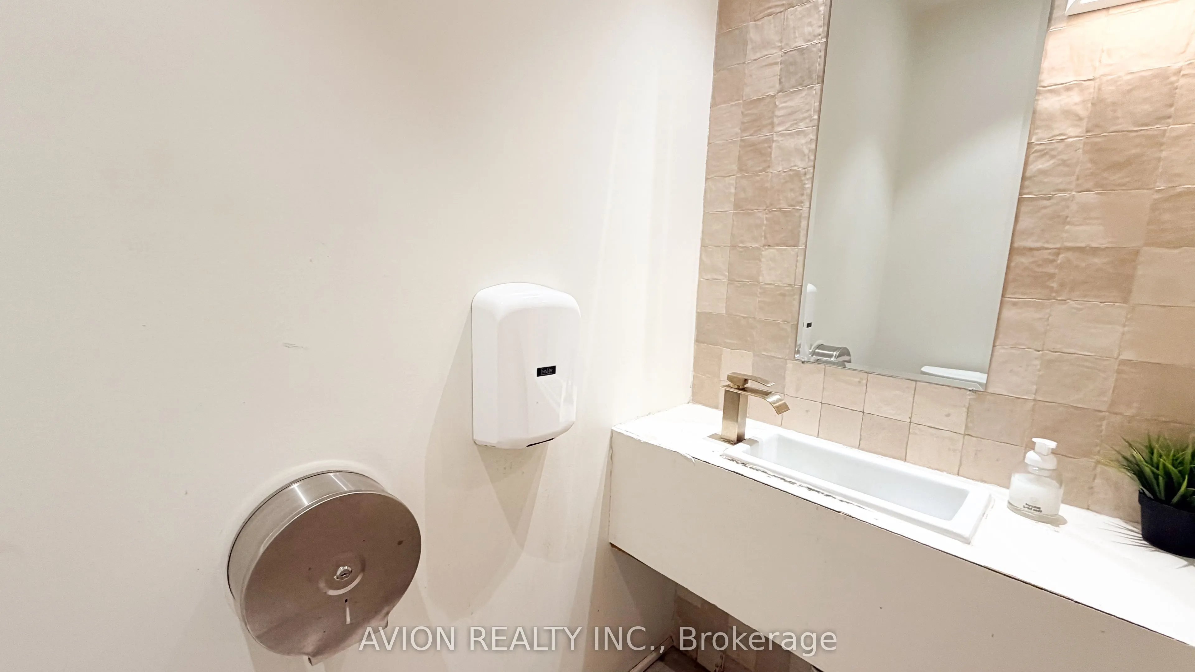 114 DUNDAS Street W
