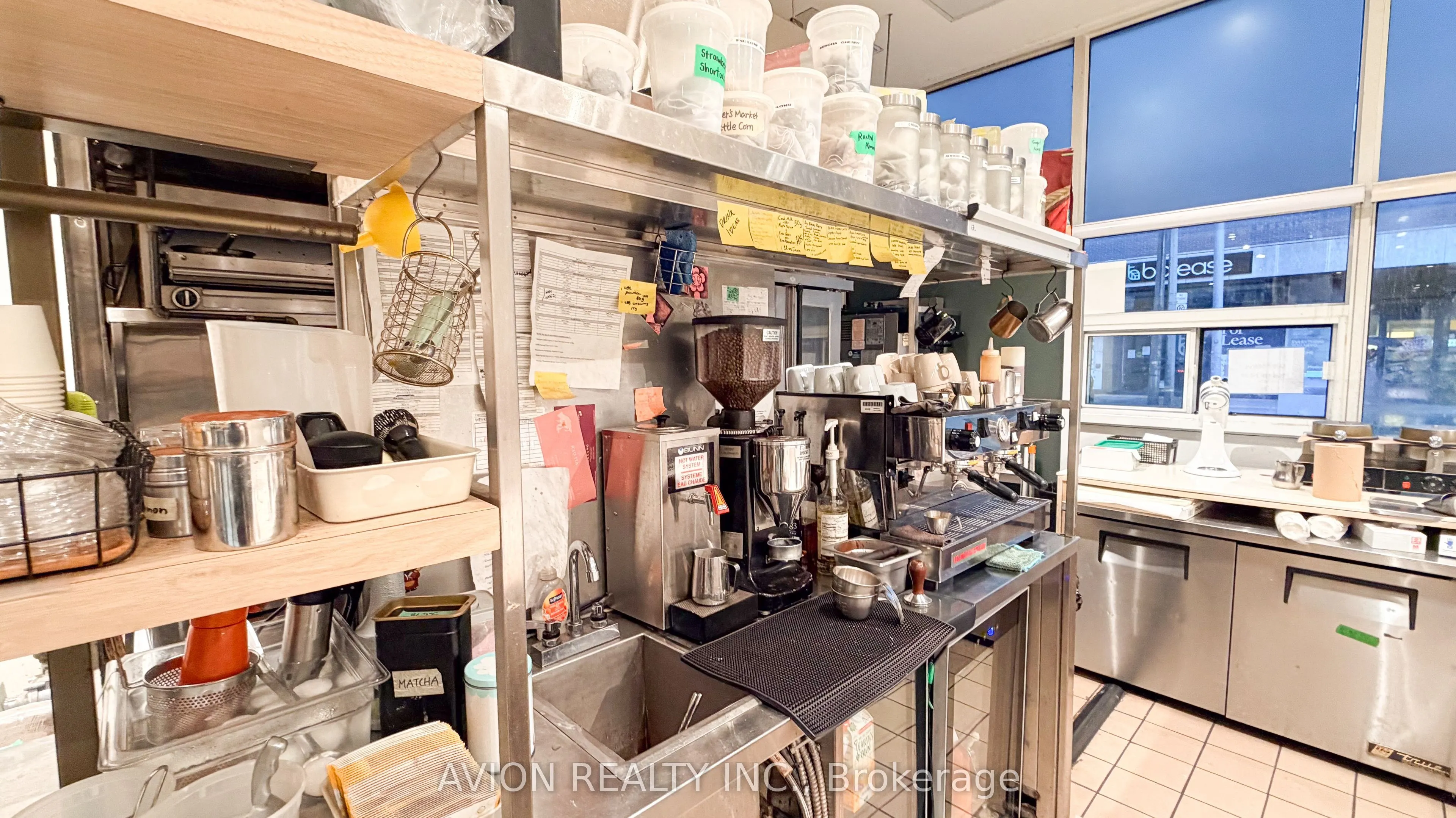 114 DUNDAS Street W