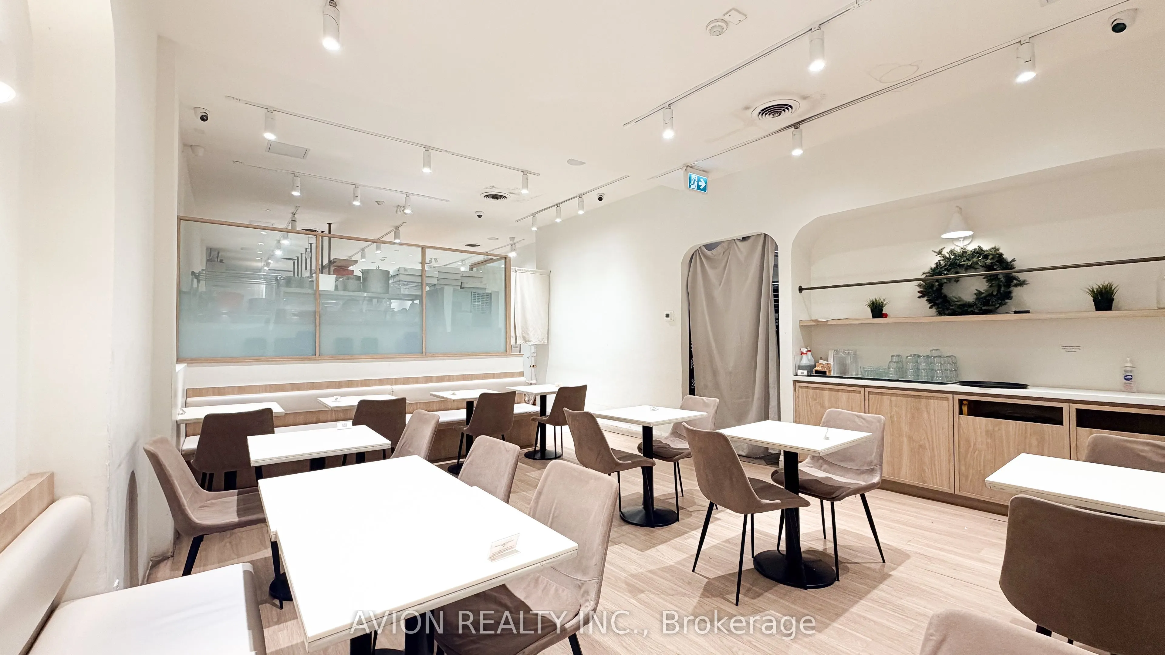 114 DUNDAS Street W