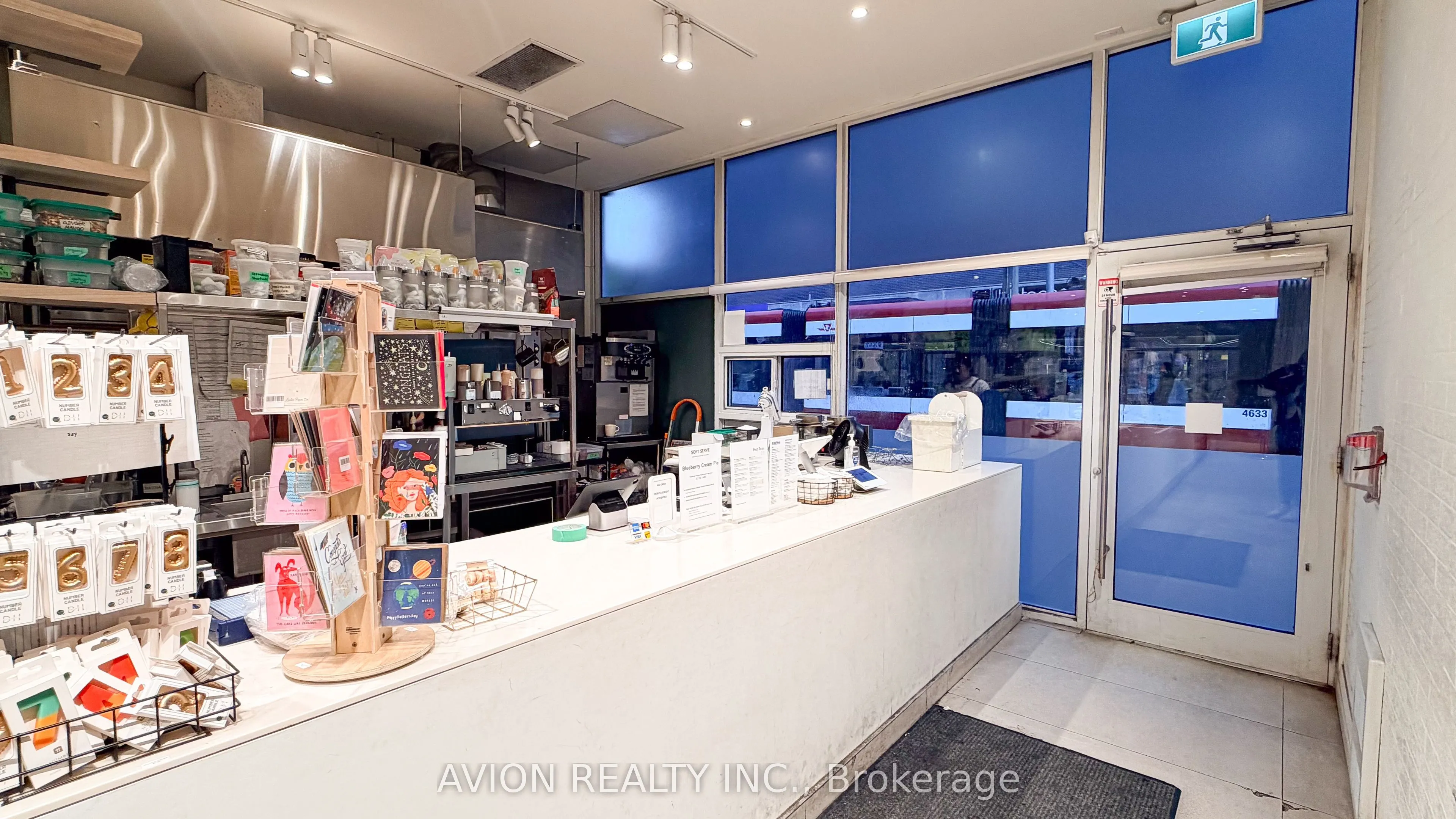114 DUNDAS Street W