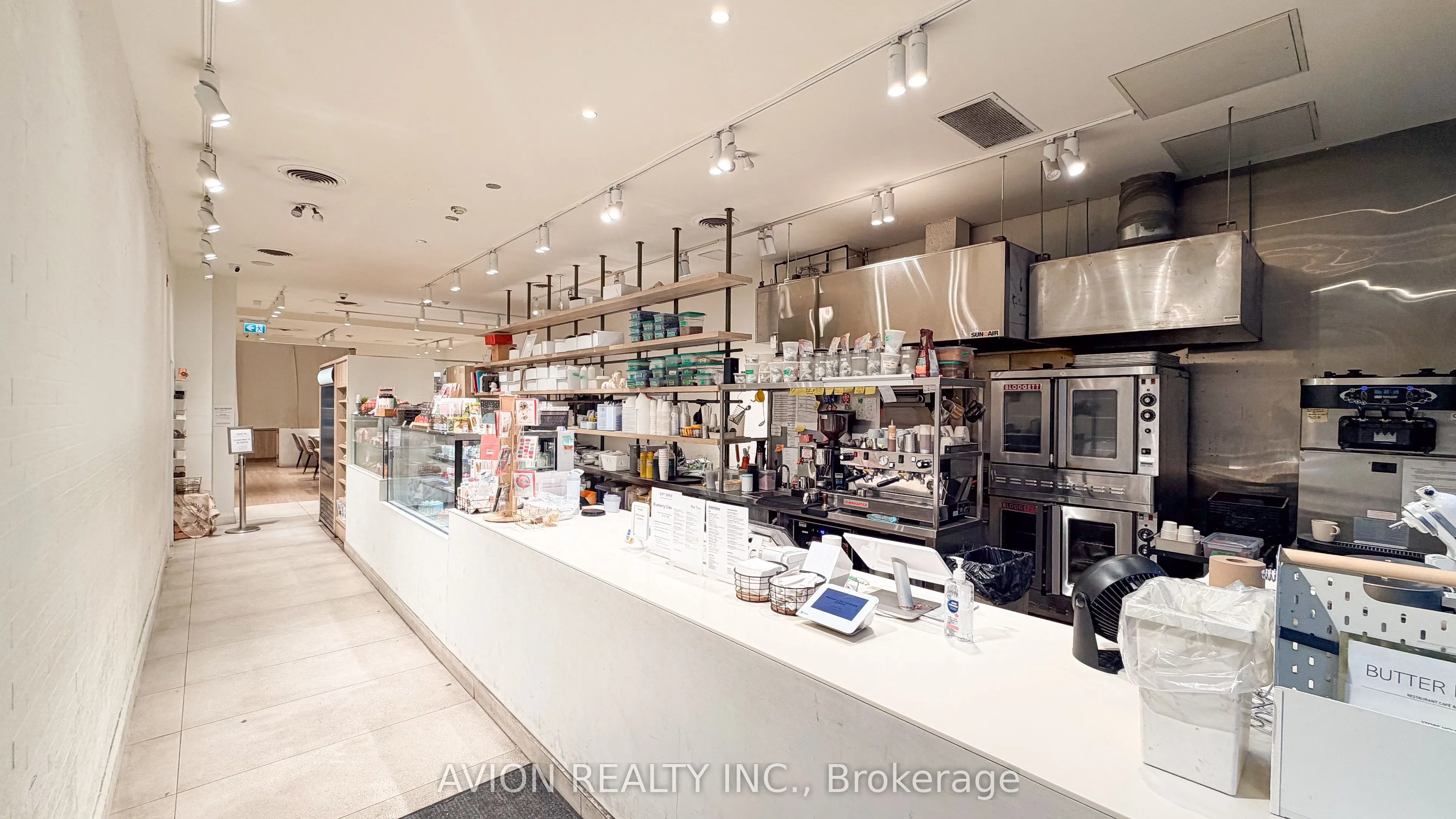 114 DUNDAS Street W