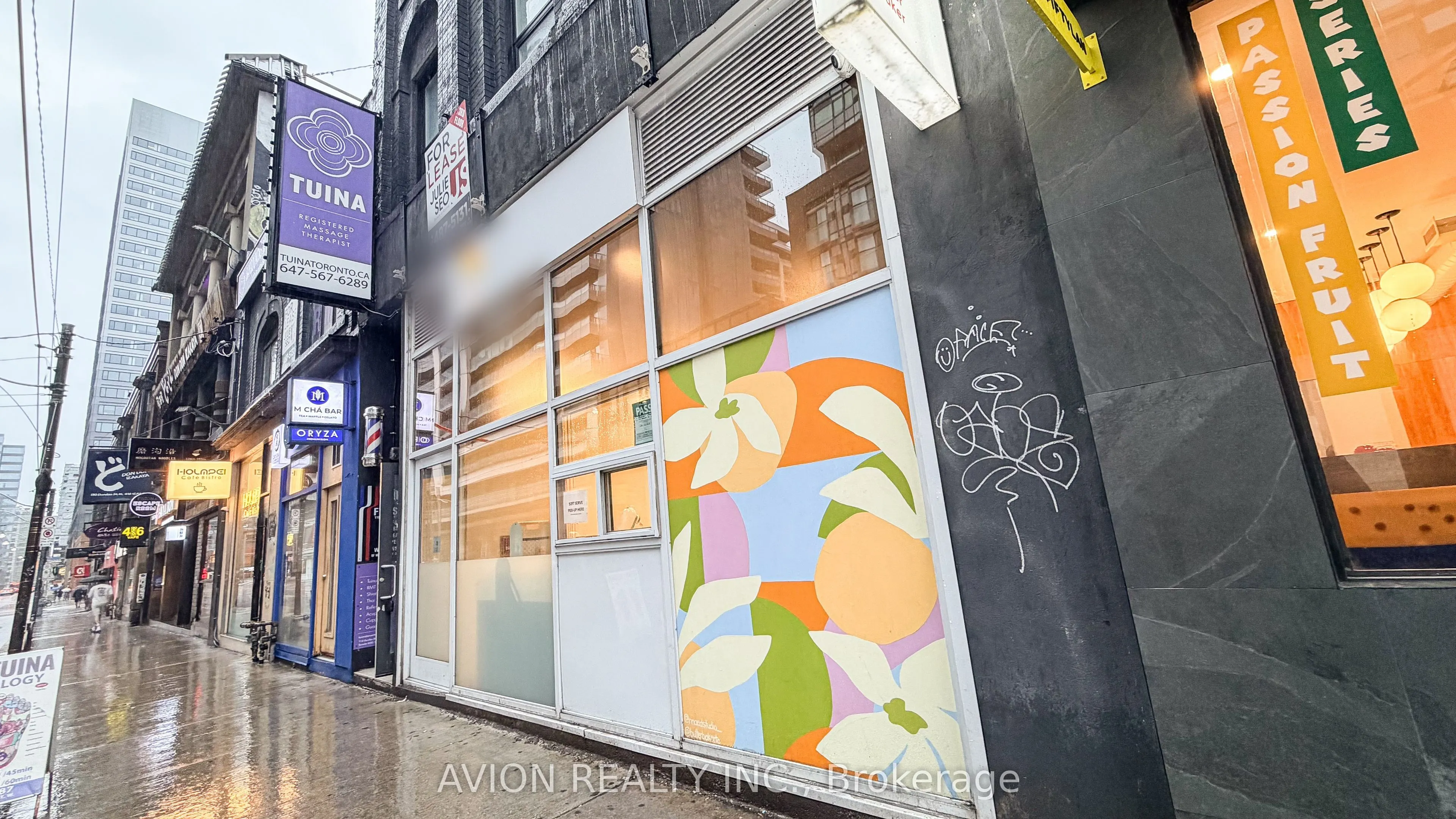 114 DUNDAS Street W