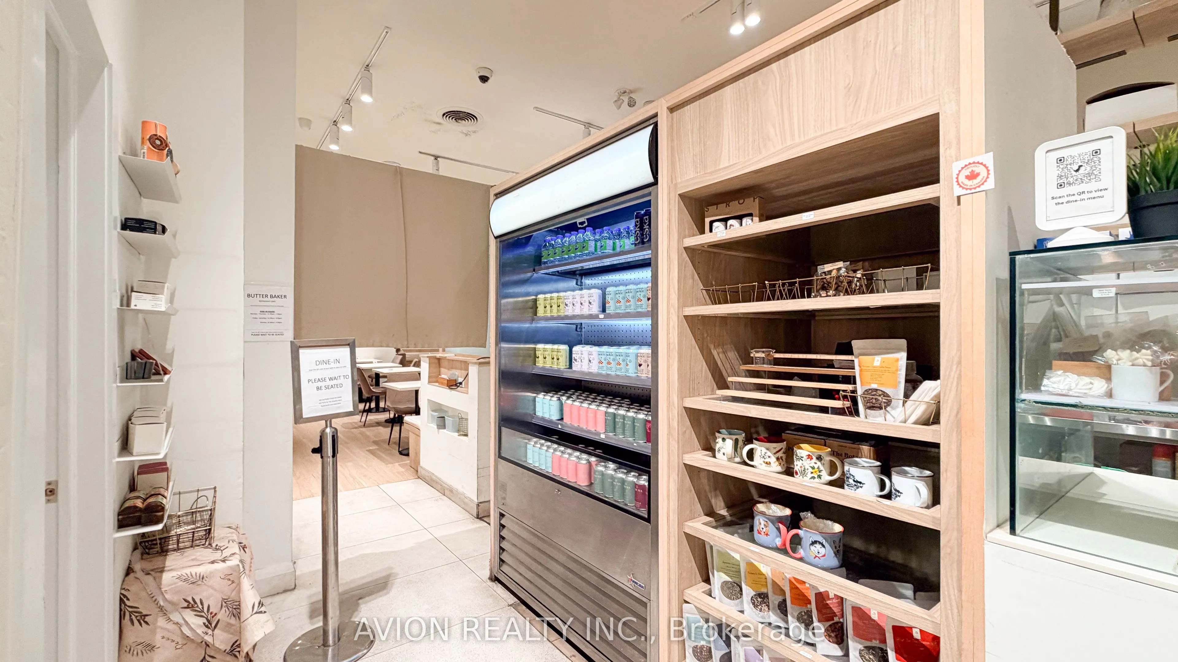 114 DUNDAS Street W