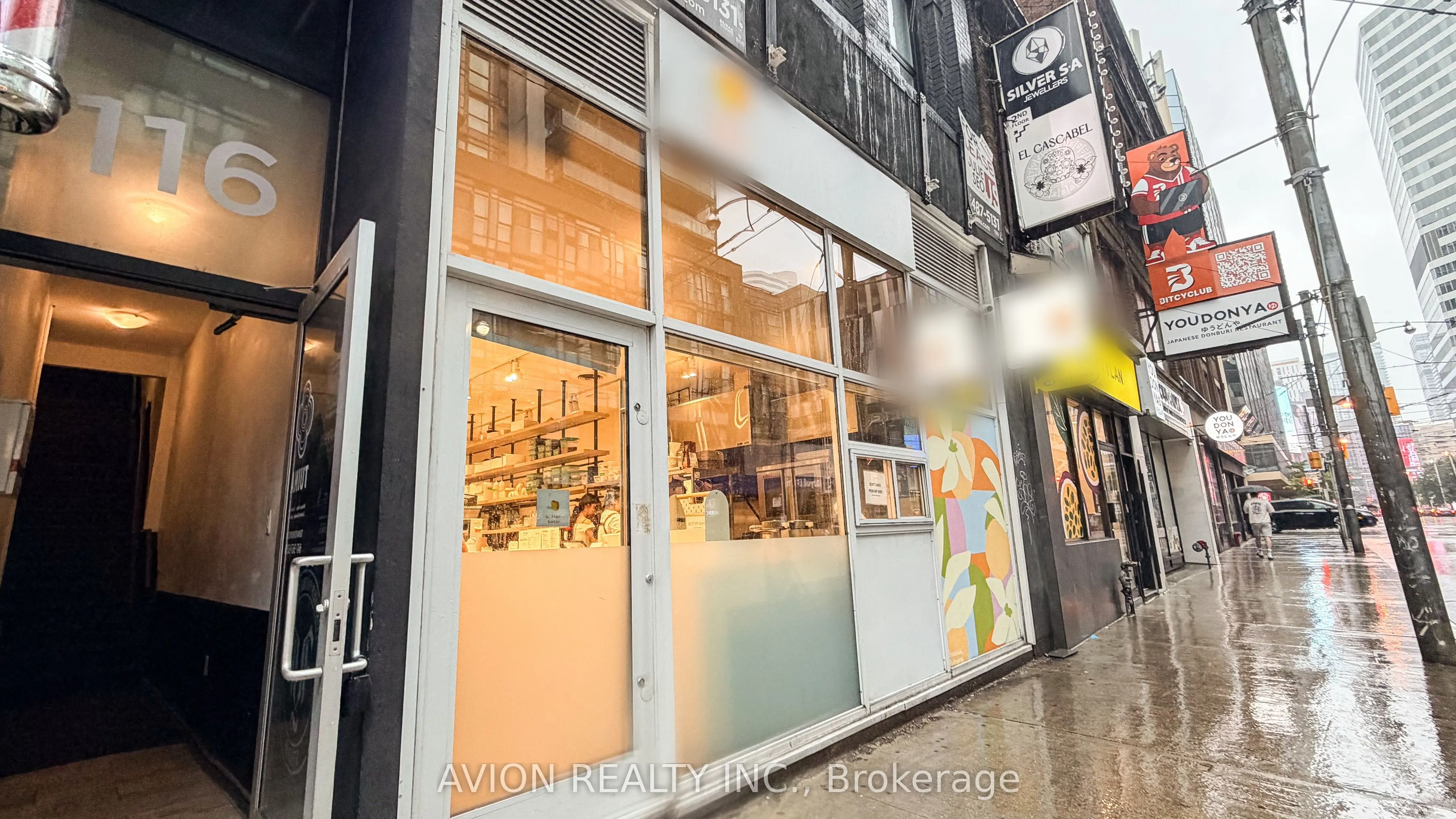 114 DUNDAS Street W