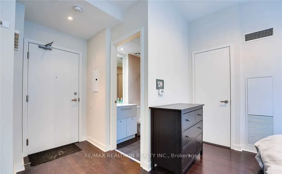 15 Grenville Street #404
