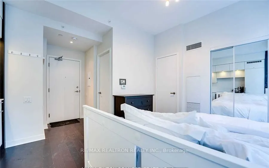 15 Grenville Street #404