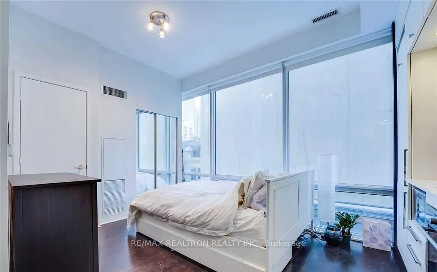 15 Grenville Street #404