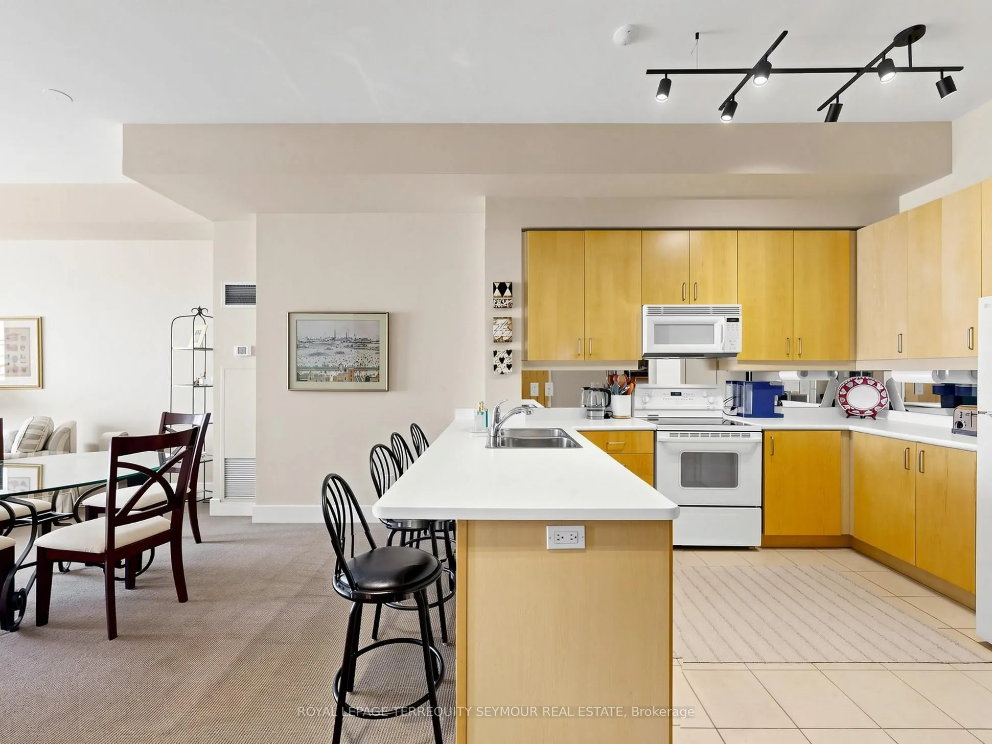562 Eglinton Avenue E #401