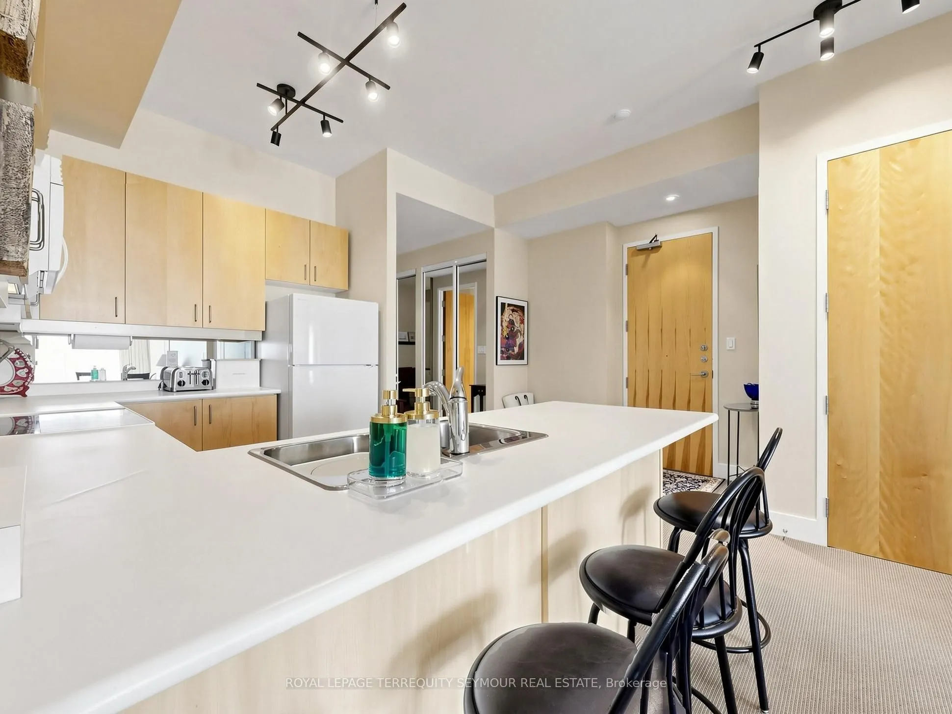 562 Eglinton Avenue E #401