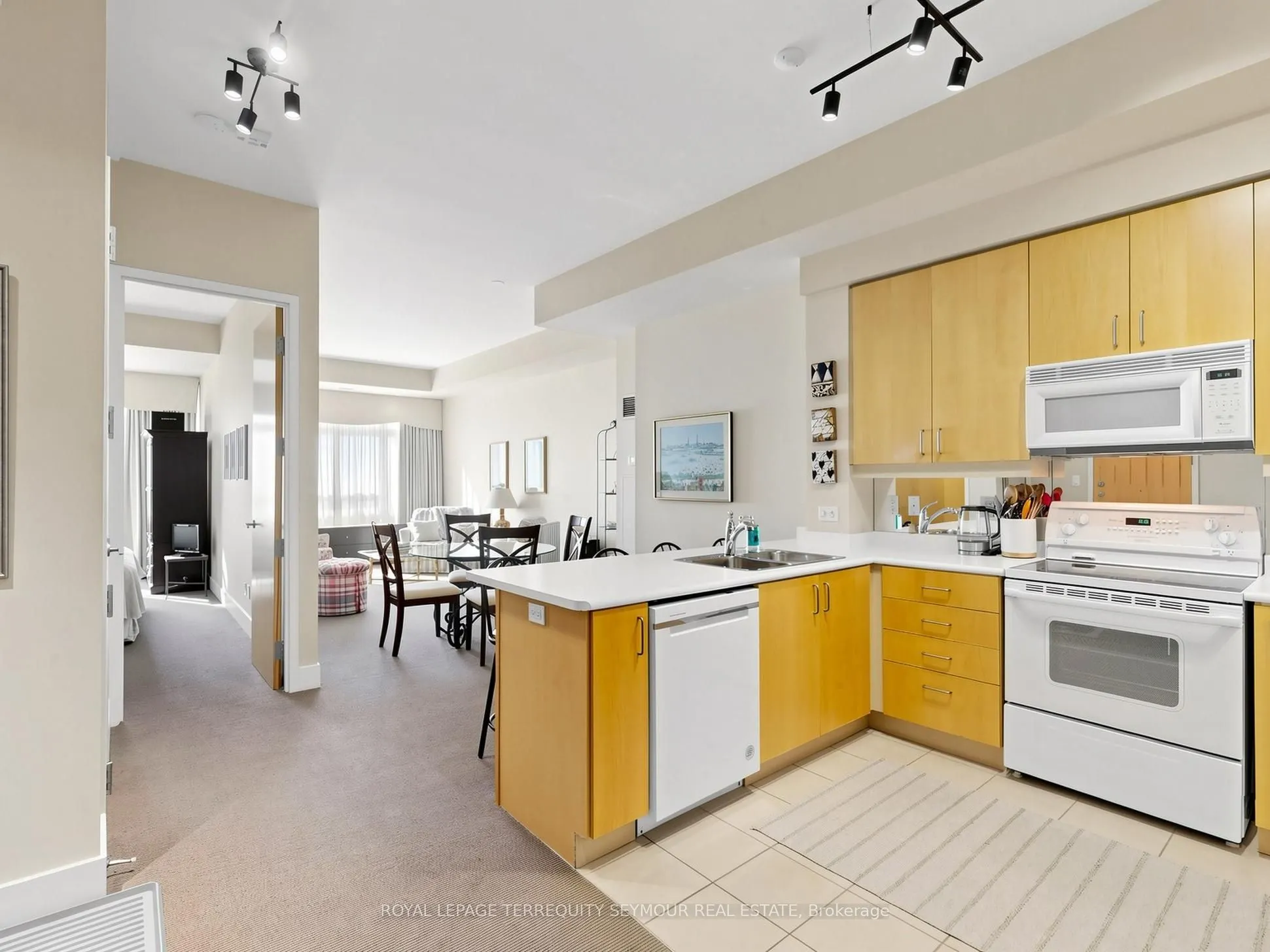 562 Eglinton Avenue E #401