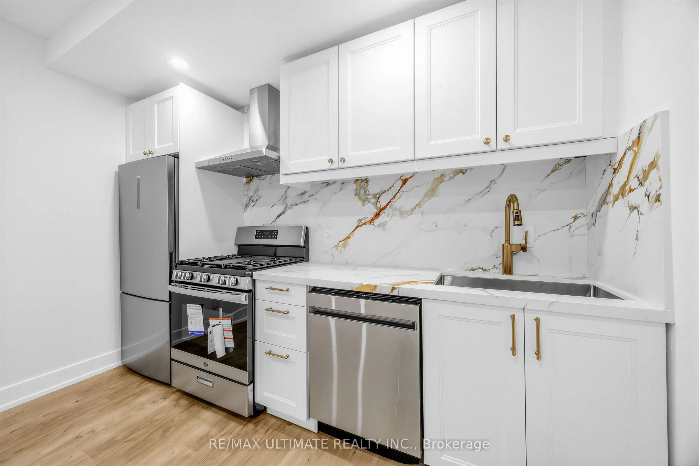 229 Spadina Avenue #202