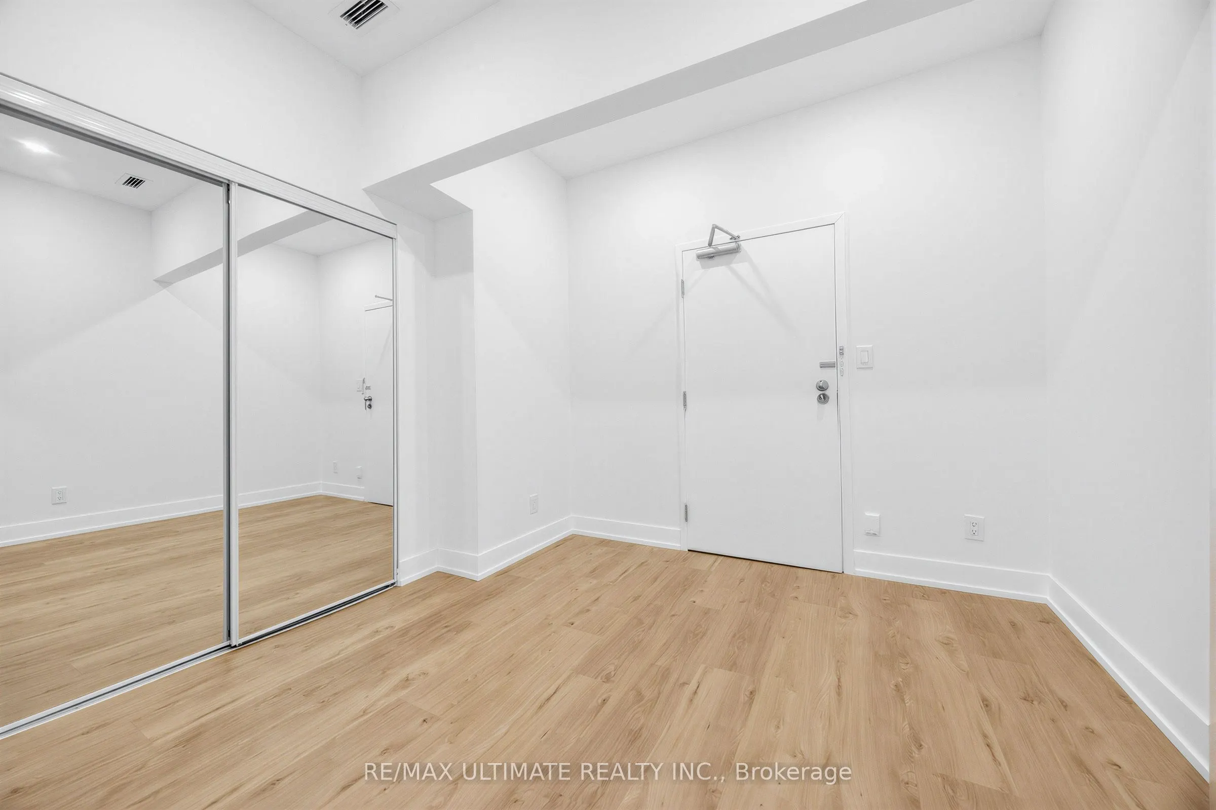 229 Spadina Avenue #202