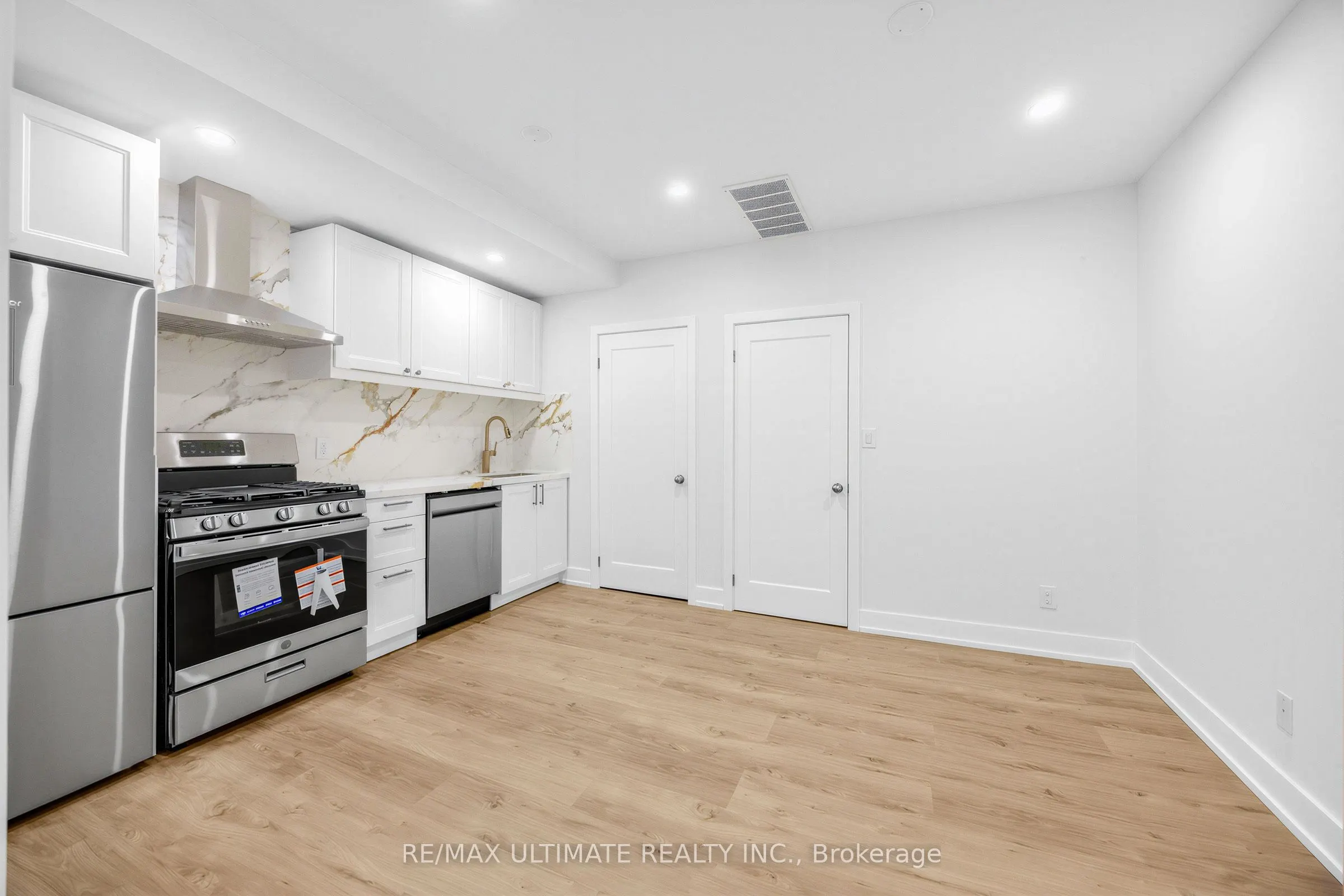 229 Spadina Avenue #202