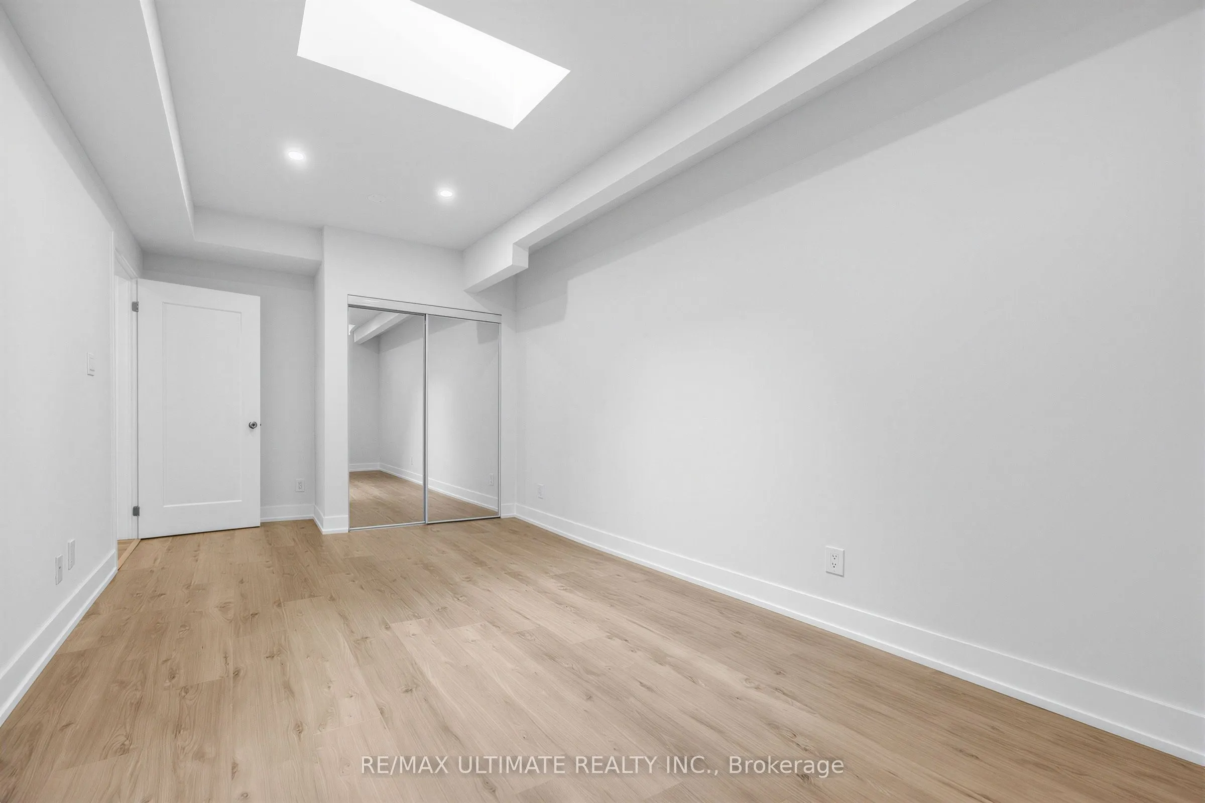 229 Spadina Avenue #202