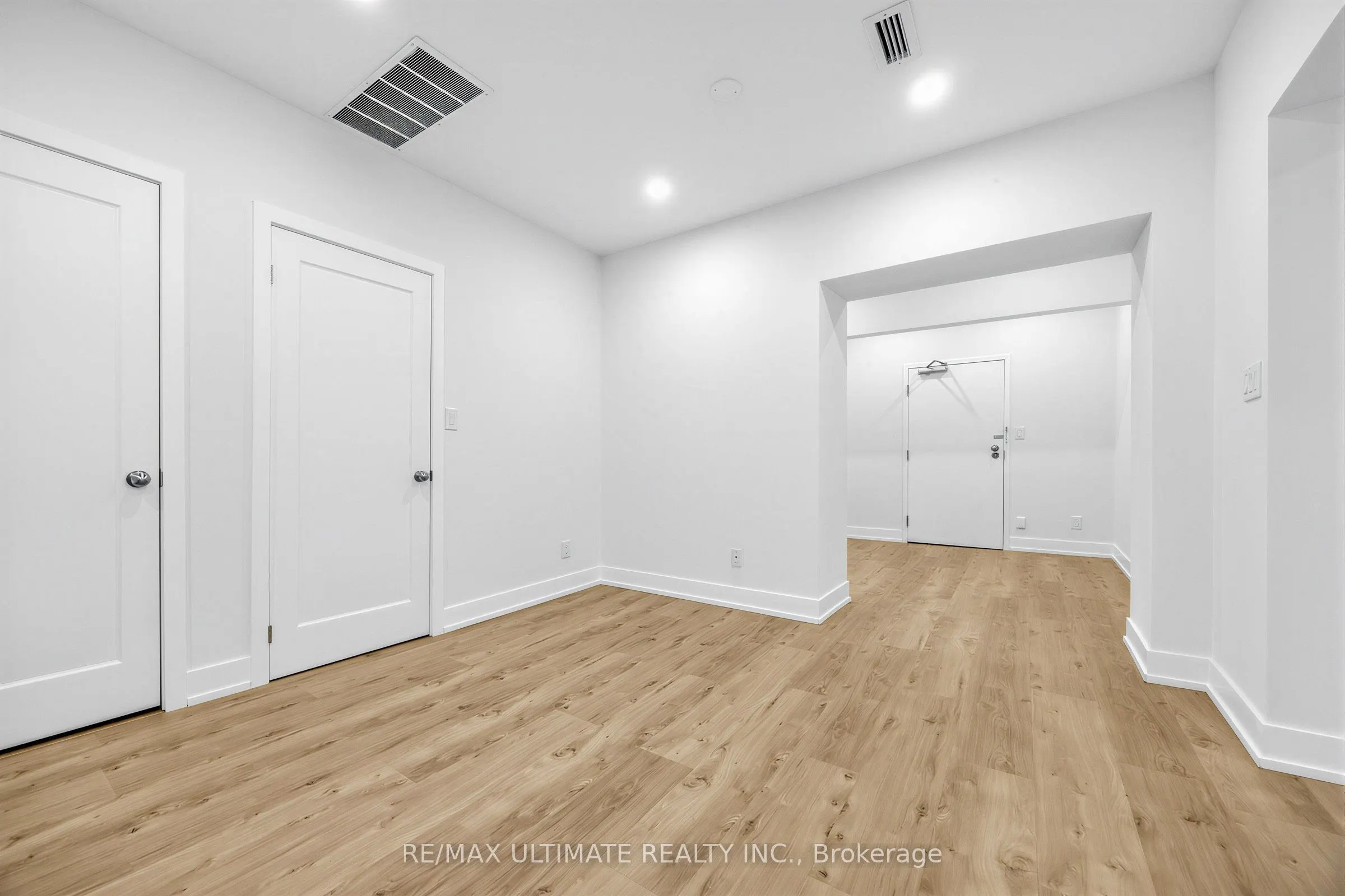 229 Spadina Avenue #202
