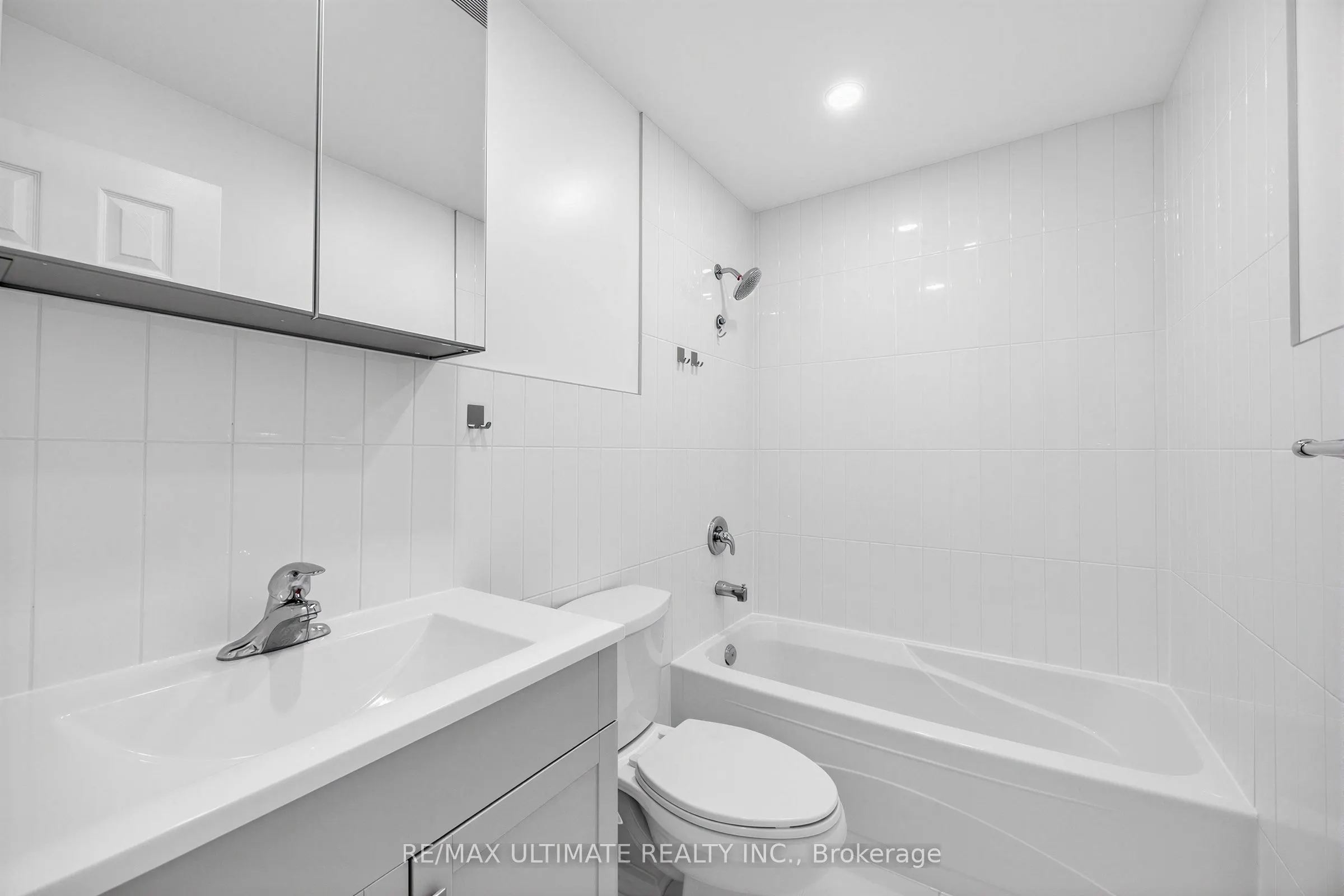 229 Spadina Avenue #202