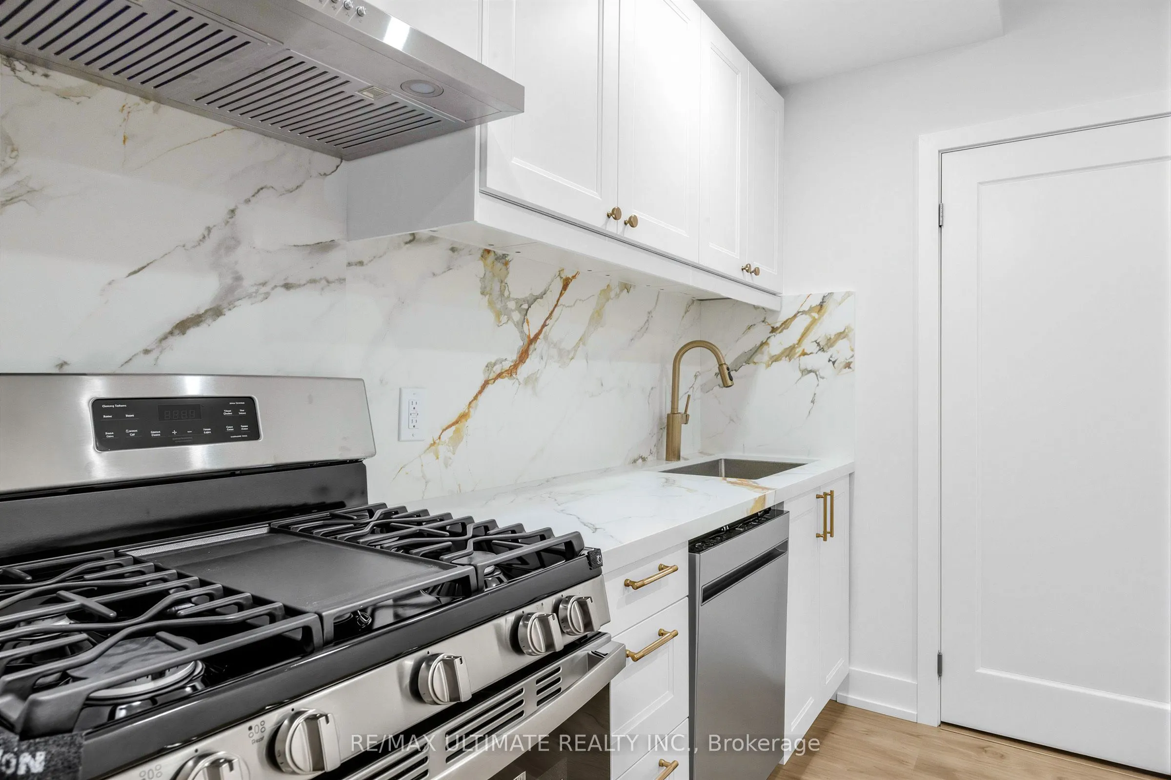 229 Spadina Avenue #202