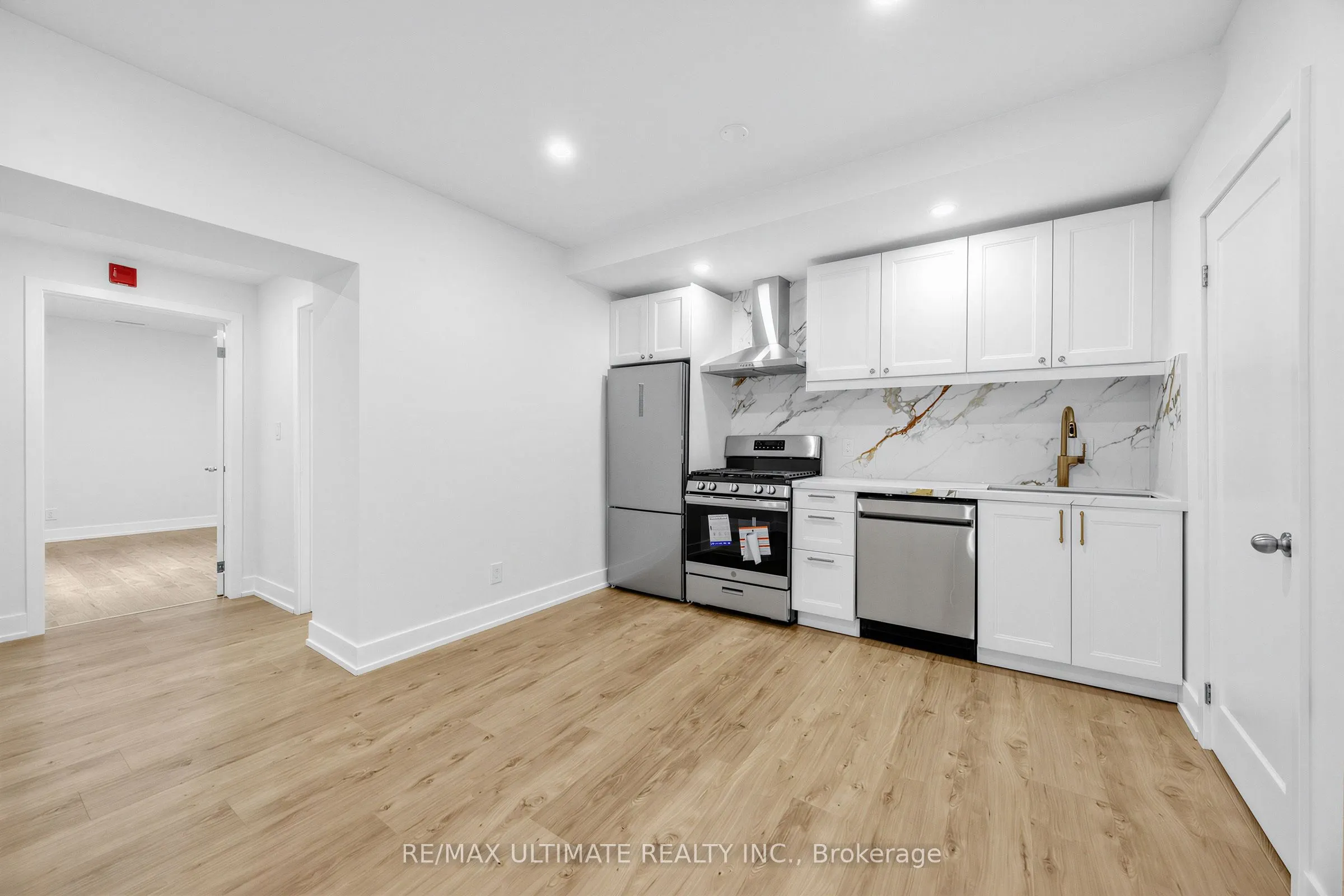 229 Spadina Avenue #202