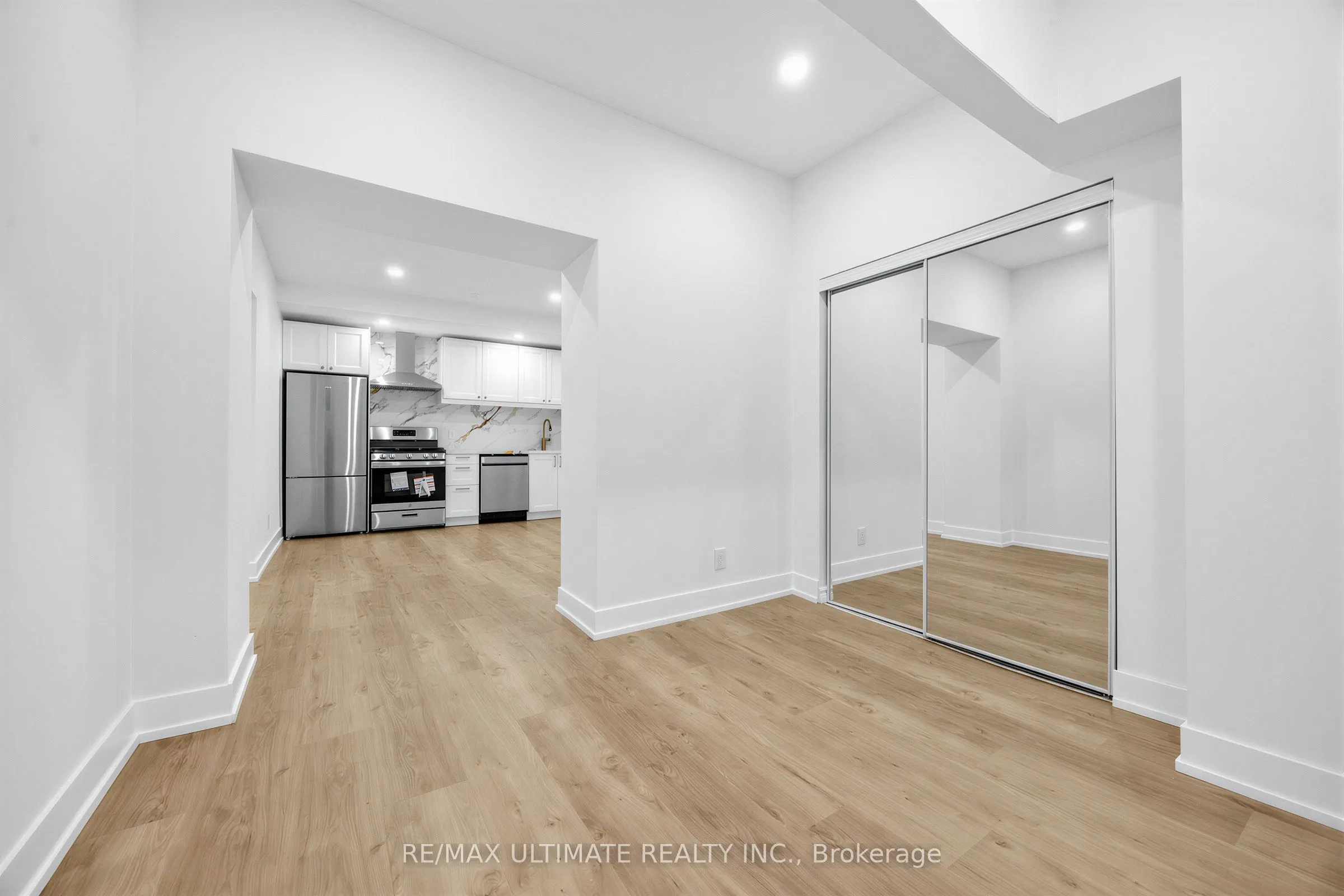 229 Spadina Avenue #202
