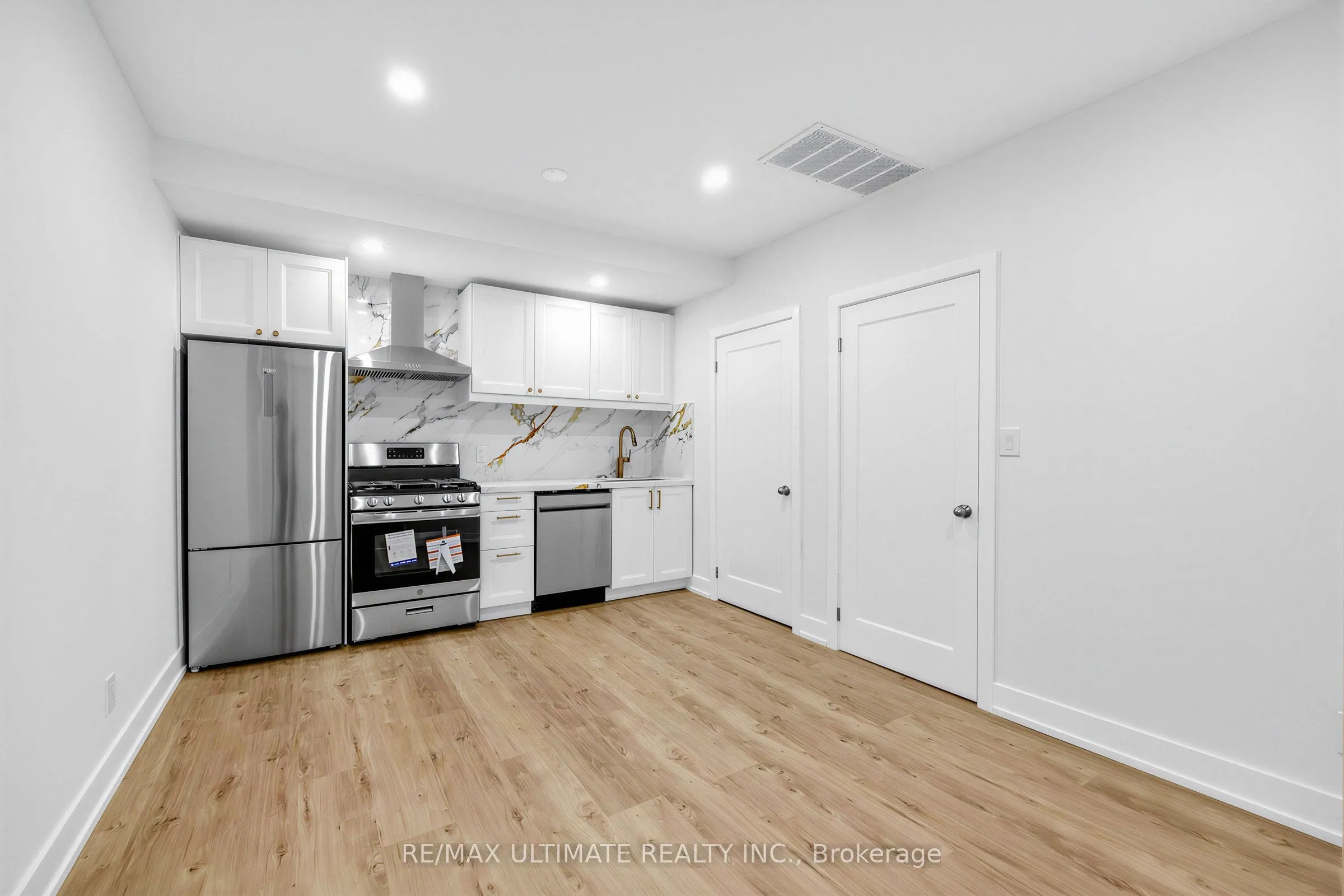 229 Spadina Avenue #202