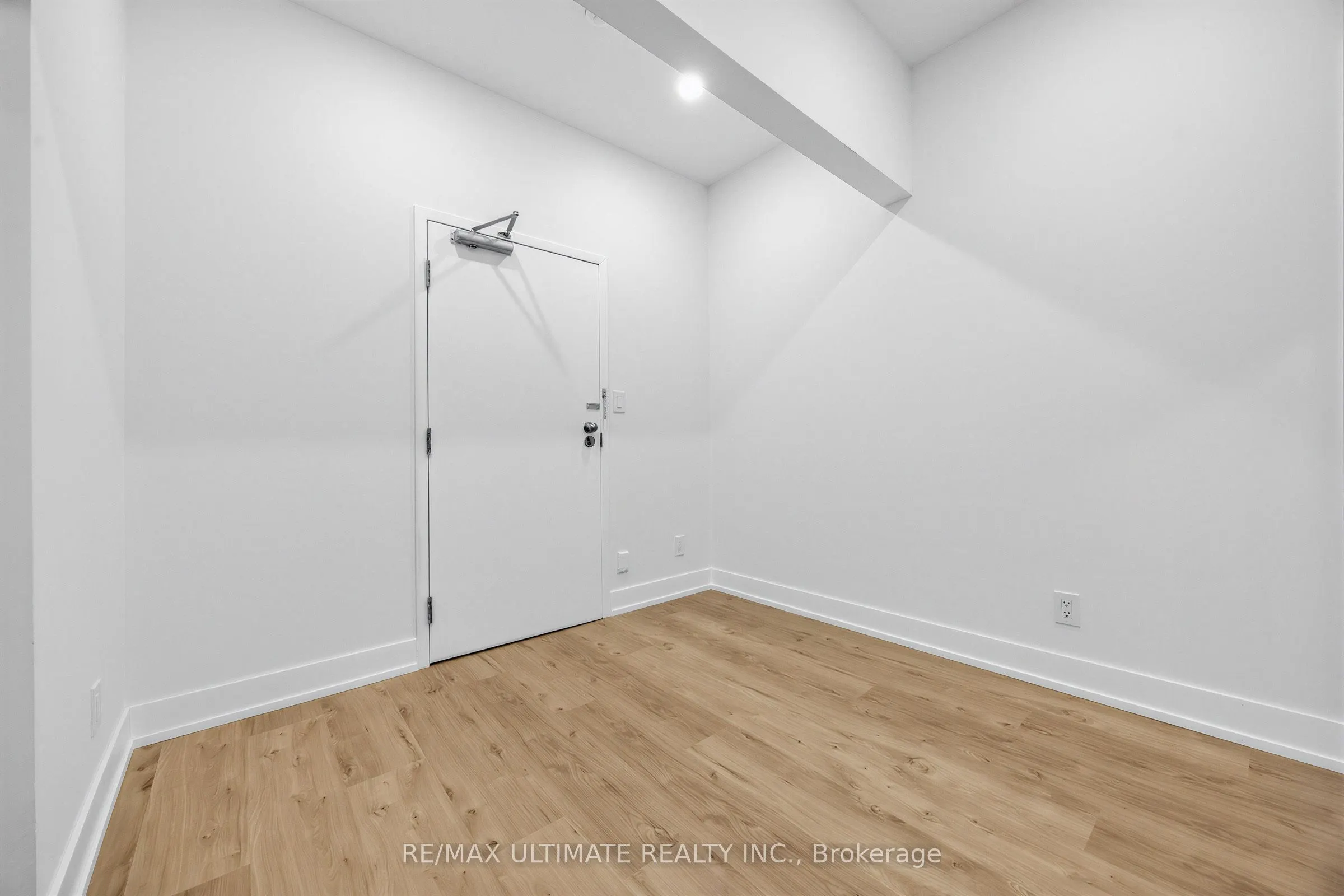 229 Spadina Avenue #202