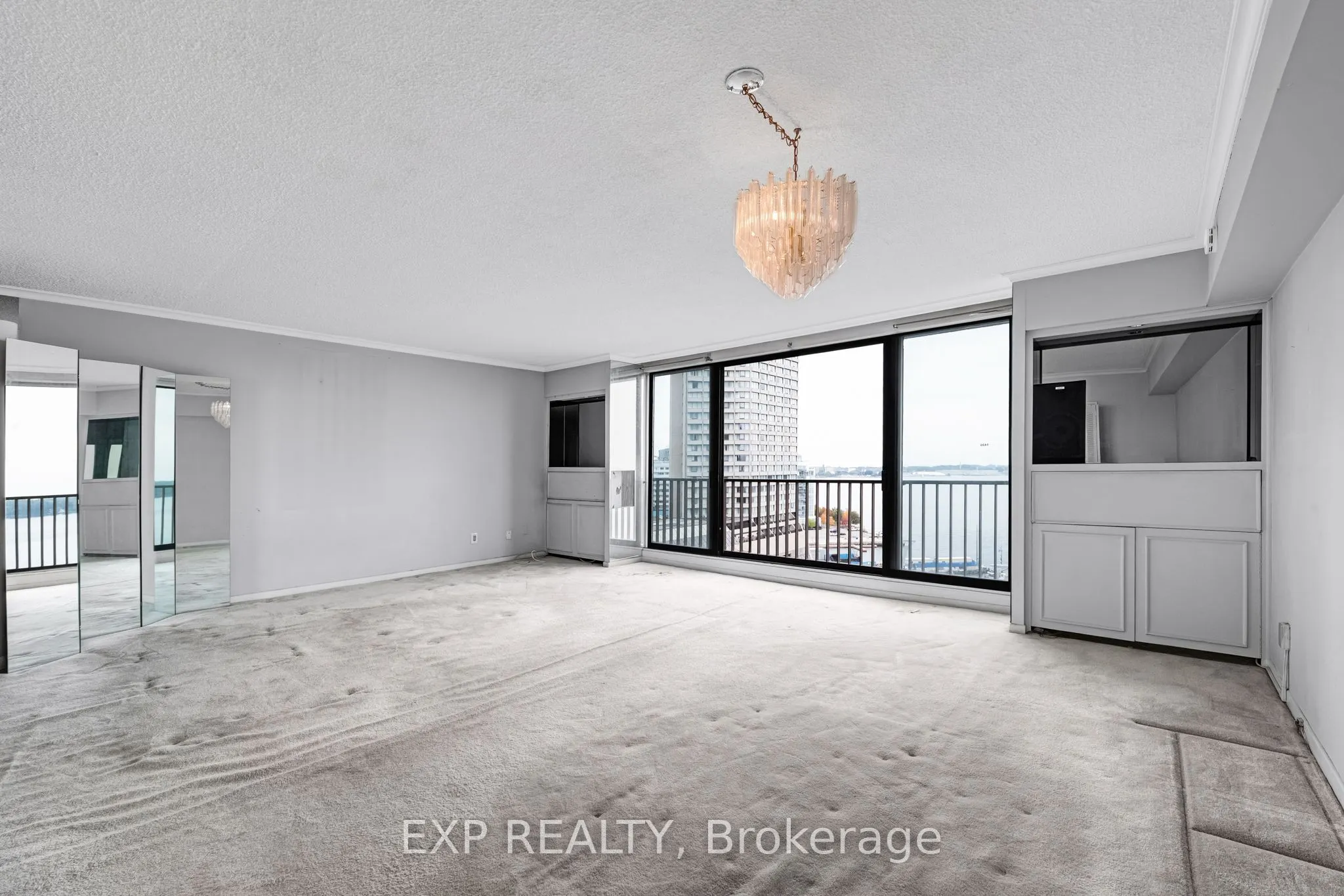 33 Harbour Square #1420