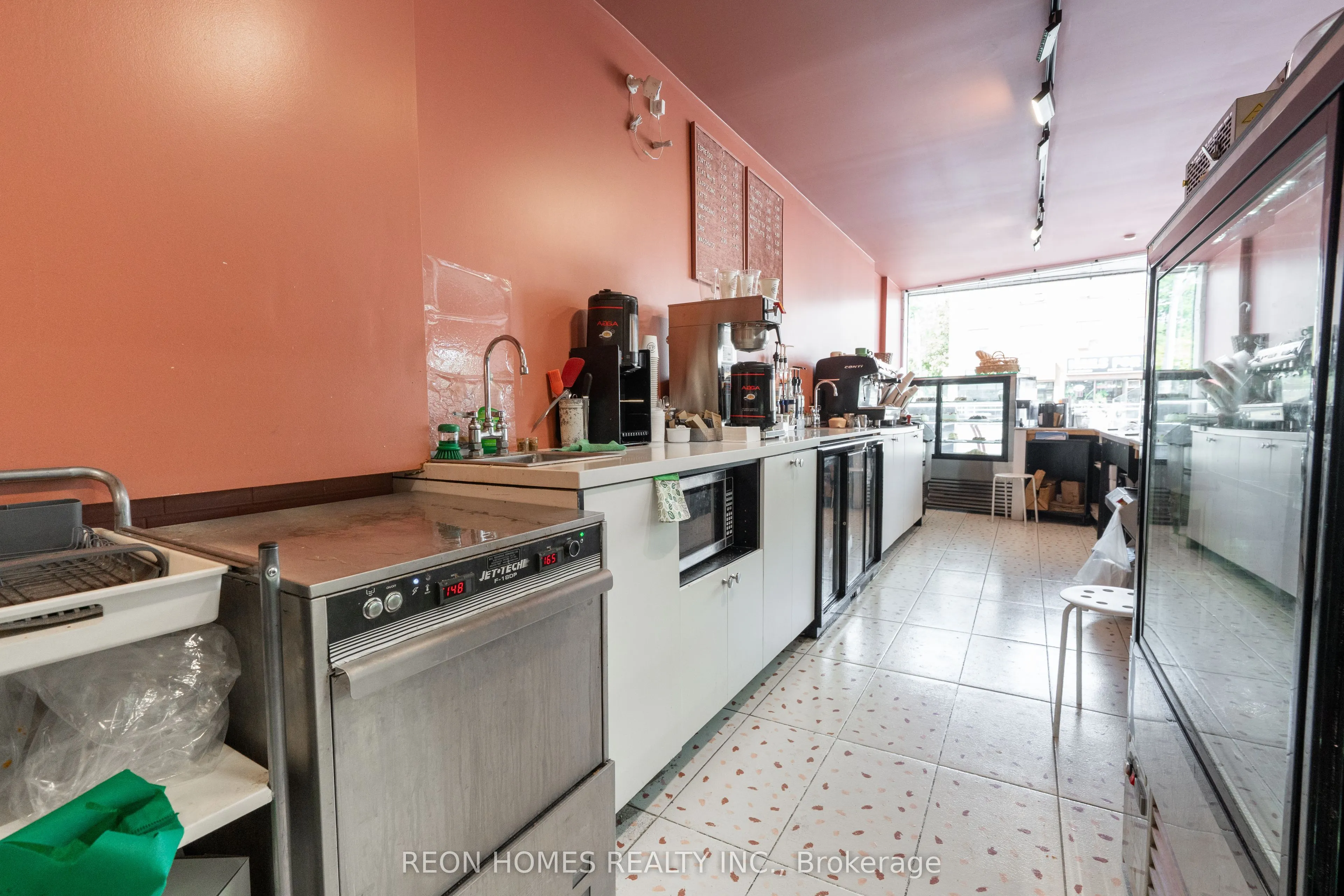 689 St Clair Avenue W