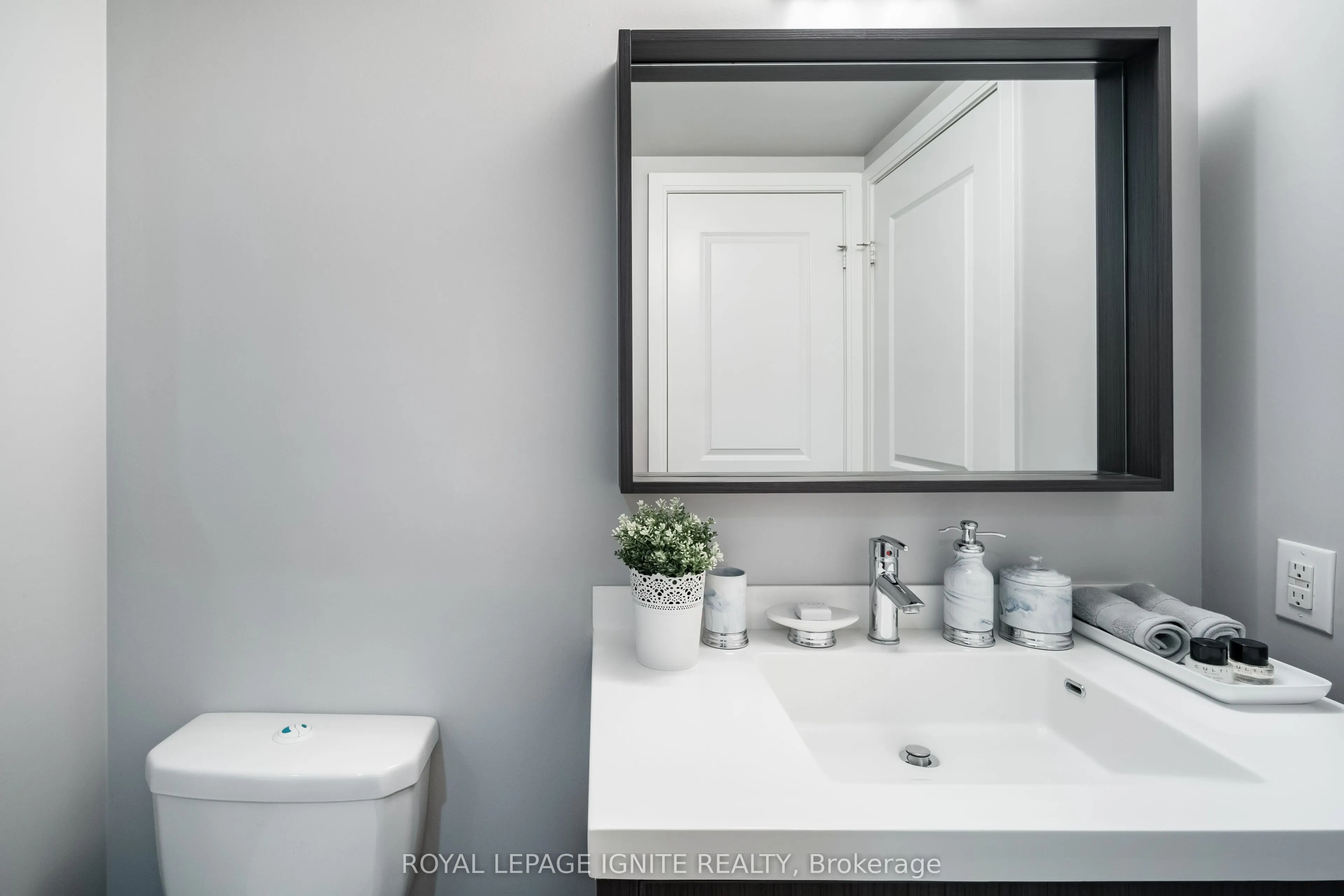 560 Front Street W #828